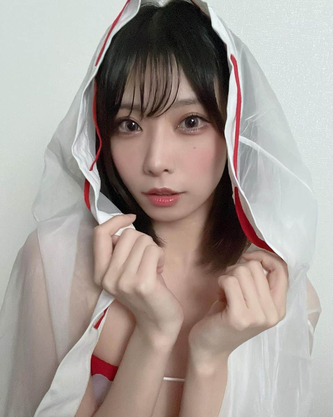 misacoのインスタグラム：「すっごい巫女 この日の顔お気に入り🥸  #cosplay #コスプレ #コスプレイヤー #cosplaygirls #selfie #gravure #巫女 #黒髪 #ブルベ冬」