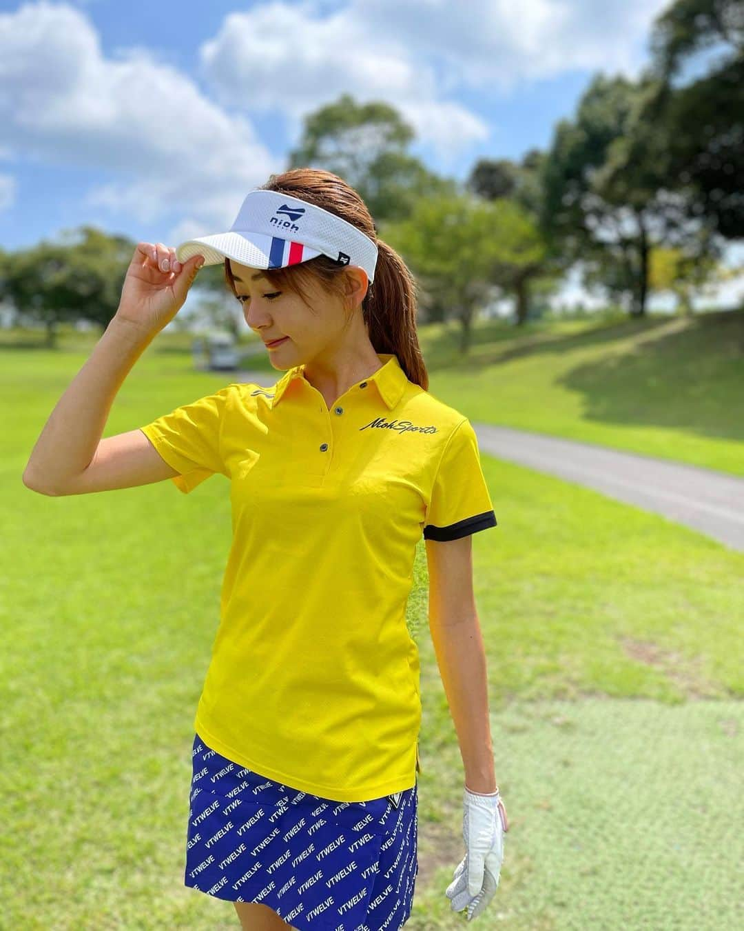 梶本成美さんのインスタグラム写真 - (梶本成美Instagram)「#ゴルフコーデ  @niohsports  @v12golf_official   ゴルフウェアたまに派手にしたくなる😁  niohsportsのポロシャツはUVカット素材で超軽量＆超ストレッチ素材で着心地がめちゃくちゃ良いので ゴルフに最適😁✨⛳️  バイザーもエコ素材でできているから環境に優しい✨  #niohsports #ゴルフ初心者女子 #ゴルフ女子 #ゴルフ男子 #ゴルフ初心者」8月24日 16時58分 - narumikajimoto