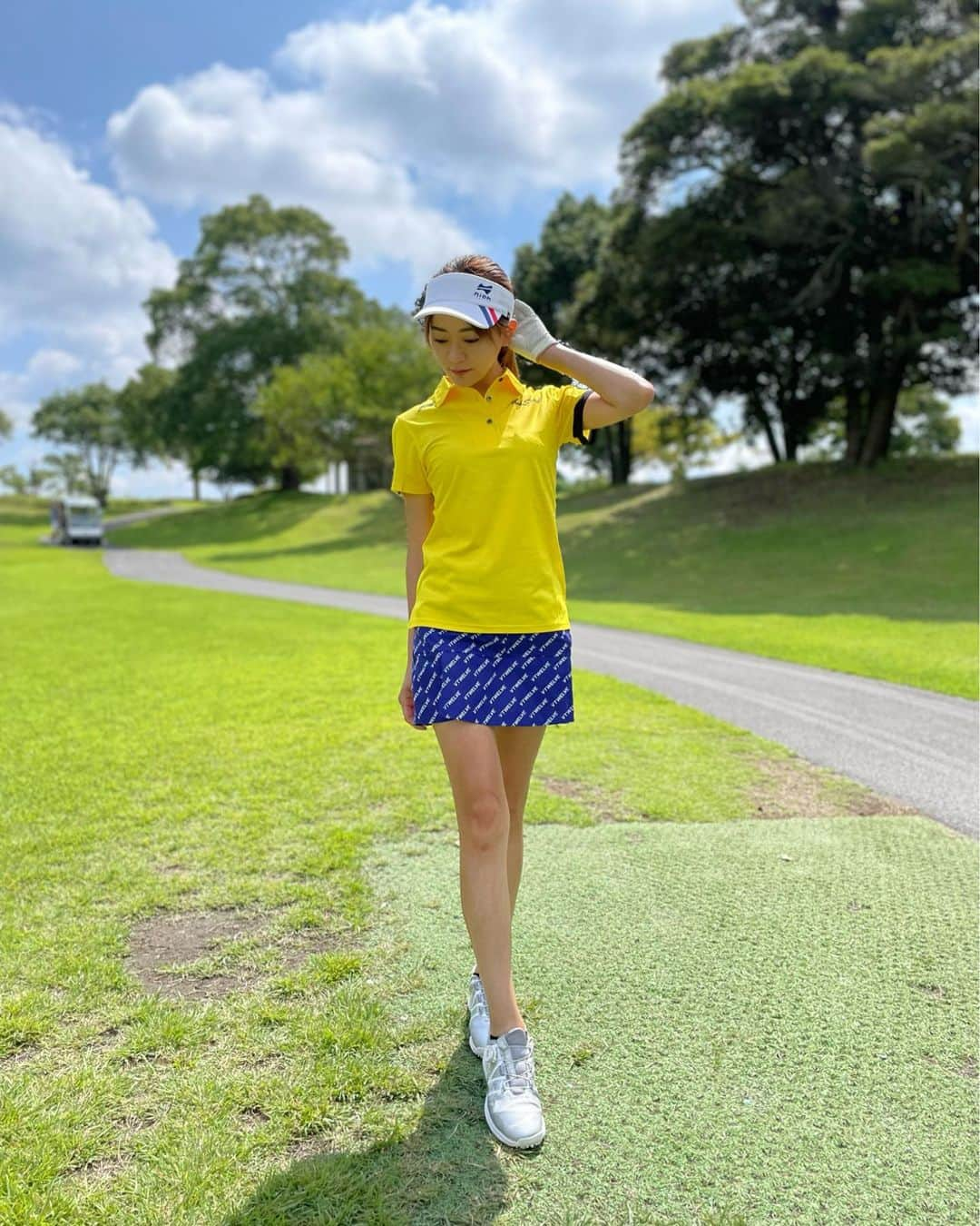 梶本成美さんのインスタグラム写真 - (梶本成美Instagram)「#ゴルフコーデ  @niohsports  @v12golf_official   ゴルフウェアたまに派手にしたくなる😁  niohsportsのポロシャツはUVカット素材で超軽量＆超ストレッチ素材で着心地がめちゃくちゃ良いので ゴルフに最適😁✨⛳️  バイザーもエコ素材でできているから環境に優しい✨  #niohsports #ゴルフ初心者女子 #ゴルフ女子 #ゴルフ男子 #ゴルフ初心者」8月24日 16時58分 - narumikajimoto