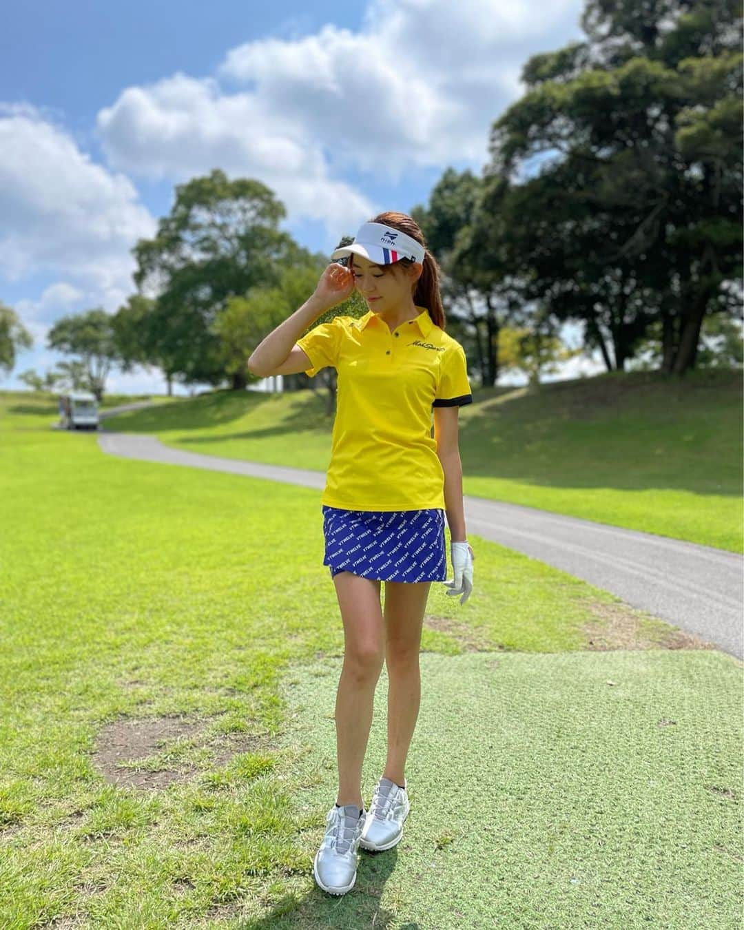 梶本成美のインスタグラム：「#ゴルフコーデ  @niohsports  @v12golf_official   ゴルフウェアたまに派手にしたくなる😁  niohsportsのポロシャツはUVカット素材で超軽量＆超ストレッチ素材で着心地がめちゃくちゃ良いので ゴルフに最適😁✨⛳️  バイザーもエコ素材でできているから環境に優しい✨  #niohsports #ゴルフ初心者女子 #ゴルフ女子 #ゴルフ男子 #ゴルフ初心者」