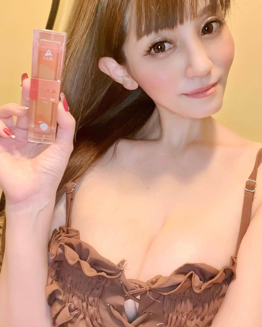 まろかのインスタグラム：「今回 、みんなにオススメしたい商品は ･･･   ❤️ Air mini ❤️ 様  大好きなフレーバー ⭐️ オレンジ 🍊 & パイナップル sold out❌ (｢🍍･ω･)｢🍍 気分  他にも . まろかのオススメは ...  グレープ 🍇 & ミント 🍃 sold out❌ ピーチウーロン 🍑 & イチゴミルク 🍓🍼  他にも . 20種類ぁるから 、気分に合わせてchoiceしてみてね 💝  クーポンコード 💓 airlove で送料無料クーポン配布中  click ↘️   💄 https://airmini.shop 💋  @airmini.official  #まろか #拡散希望  #airmini #リラックスだって立派な仕事 #Airmini #手持ちシーシャ  #ましゅまろ #グラビアアイドル #グラドル #カウンセラー #アイドル #モデル #巨乳 #水着 #撮影 #follow #followme #instagood #photo #selfie #look #girl #me #gravure #idol #model #sexy #style #japan #tokyo」