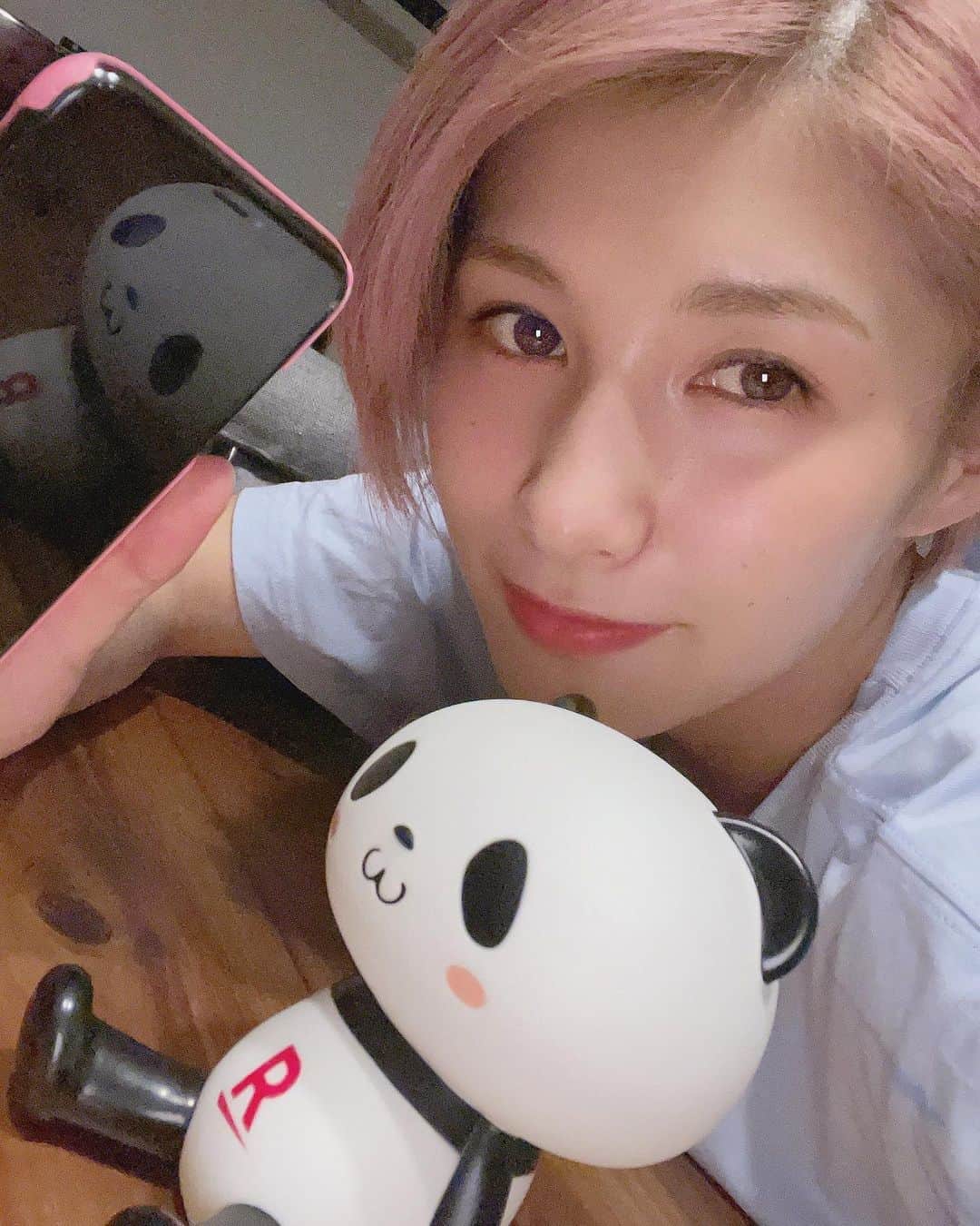 加藤優のインスタグラム：「.  この度、 楽天モバイルアンバサダーに就任いたしました🐼✨  今年から仕事の連絡用にと 携帯を2台持ちすることを決め、 iPhoneで楽天モバイルと契約いたしました🤝  私の地元、秦野市では 電波も問題なく使用できました😁  なんといっても料金プランが魅力的すぎるので 気になる方はぜひ私のストーリーをご覧ください🐼🌻  お買い物パンダのスマホスタンドかわいい🐼🤳  #楽天モバイル #PR」
