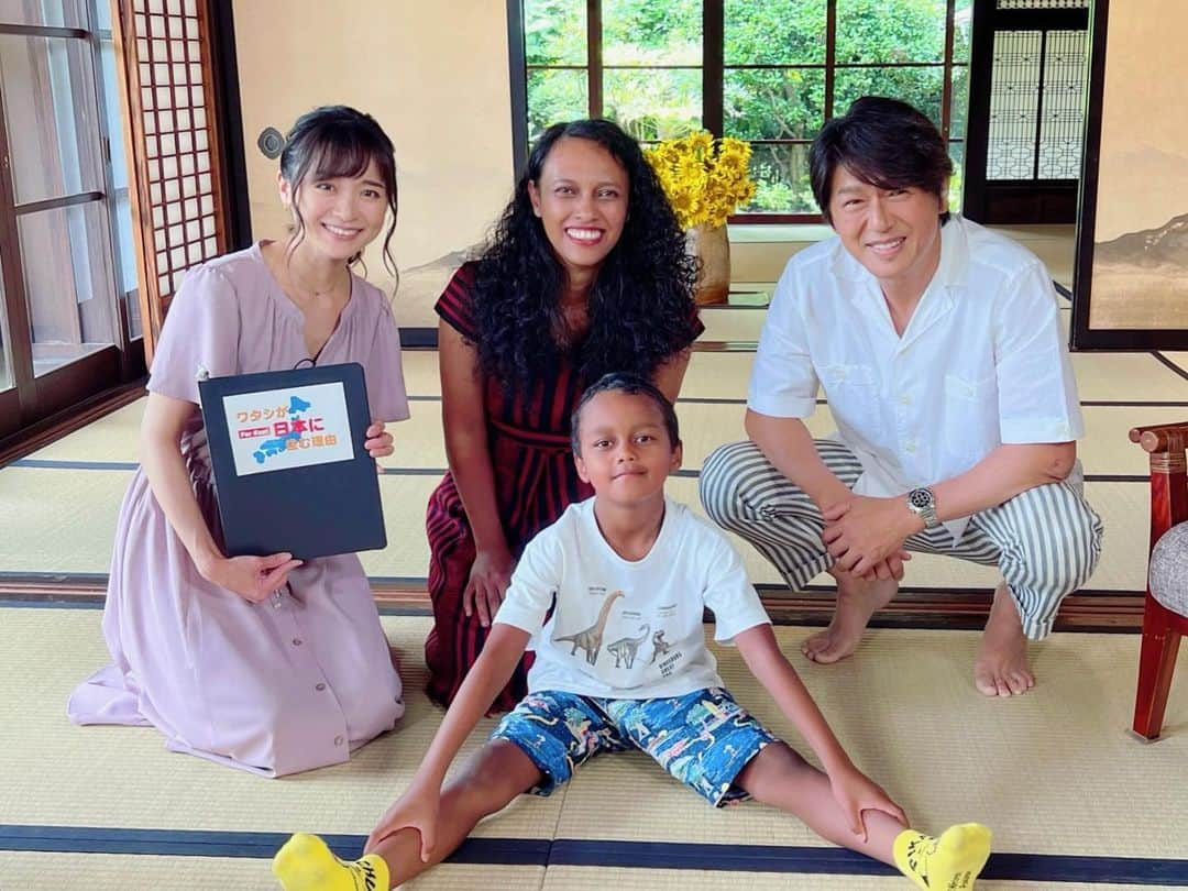 繁田美貴さんのインスタグラム写真 - (繁田美貴Instagram)「*＊ 現場に子供がいると癒されます☺️ 収録中、いい子で待っていてくれました☆ #今夜のゲスト は #マダガスカル 出身 #🇲🇬 #広島 在住 #シングルマザー として #仕事に育児に奮闘中 な #ラスアンジャナハリ・タンテリさん。 #タンテリ さんと #小学1年生 の息子さん #ハシナ 君の #親子 の可愛い会話に萌え、です😍 #BSテレ東  #毎週水曜 19:55〜 #ワタシが日本に住む理由 #高橋克典 さん」8月24日 17時27分 - handa_miki