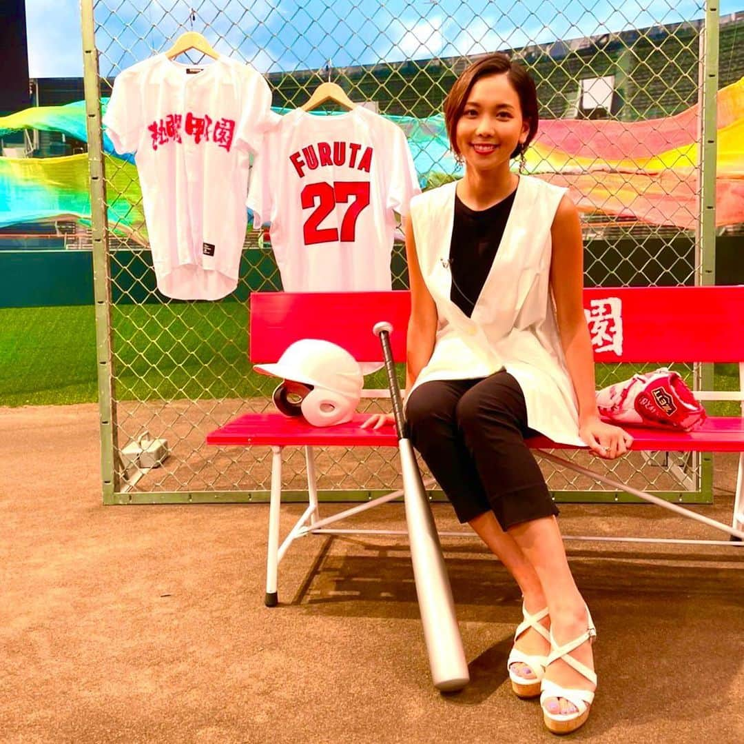 ヒロド歩美のインスタグラム：「14日間の熱闘甲子園が終わりました． 最後のコメントで話した、 「今年の3年生は入学した時からコロナの影響受けた世代」．これは、古田さんが常におっしゃっていたからこそ、スタジオにいたのは私が古田さんの代わりに必ず伝えたいことでした．優勝後の須江監督の「全国の高校生に拍手を」という言葉は多くの人の心を動かしたと思います． コロナの影響は今年もまだまだありました． 野球の神様、どうか来年こそはコロナに翻弄されず全国の球児が夏をやり切れるようにしてください！  手前味噌ですが、熱闘甲子園スタッフは愛情に溢れた人たちの集まりです．球児やアルプスの皆さんの輝く姿を出すために何時間も映像を吟味しながら選び、そして名前をどのタイミングでどこに出すか、ナレーションは一文字ずつ考え、ナレーションのアナウンサーはBGMとのタイミングを見ながら０．5秒のズレも許さない状態で言葉をのせます．そんなスタッフの最終日の愛情の種明かしをさせてください． 写真にあるように、お休み中の古田敦也さんのユニフォームを飾りました．さらに、熱闘甲子園のオープニングでは冒頭部分、甲子園球場の座席を映すシーンがありました．その座席の番号は27番、古田さんのヤクルト時代の背番号でした！それを見て心がほっこりしていただけたら我々スタッフは嬉しい限りです． これからも愛を持って取材に精進していきます！  さて、今日は全国高校軟式野球が開幕しました⚾️皆さん、頑張ってください‼️  熱闘甲子園、また来年👋  #熱闘甲子園 #古田敦也　さん」