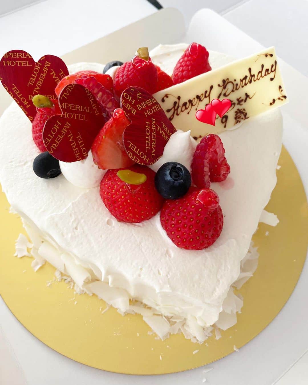 春香さんのインスタグラム写真 - (春香Instagram)「先日、息子が9歳の誕生日を迎えました🎂 ついこの前、産まれたと思っていたのですが、ついの長さが9年とは、早いものです。  今年のバースデーケーキは、私が結婚披露宴を行った帝国ホテルのショップで😊  ケーキは電話でオーダーしたのですが、生クリームのフルーツケーキの形は、◯、♡、□から選べるというバリエーションの豊富さにびっくり‼️ 男の子ですが、思わず可愛さからハートの形にしました。 デコレーションも洗練されたデザインで、もちろん安定の美味しさでした！ 子ども用にジェノワーズ生地にうつシロップのリキュールを調整してくれるサービスも嬉しかったです😉  それにしてもハートのケーキは可愛いですね❤️ ハート型のケーキはハッピーなエネルギーに満ちてますね！  #誕生日#誕生日ケーキ#帝国ホテルガルガンチュア #帝国ホテル#バースデーケーキ#ハート型#デコレーションケーキ #デコレーション#happybirthday #happy#happylife」8月24日 17時41分 - haruka__official