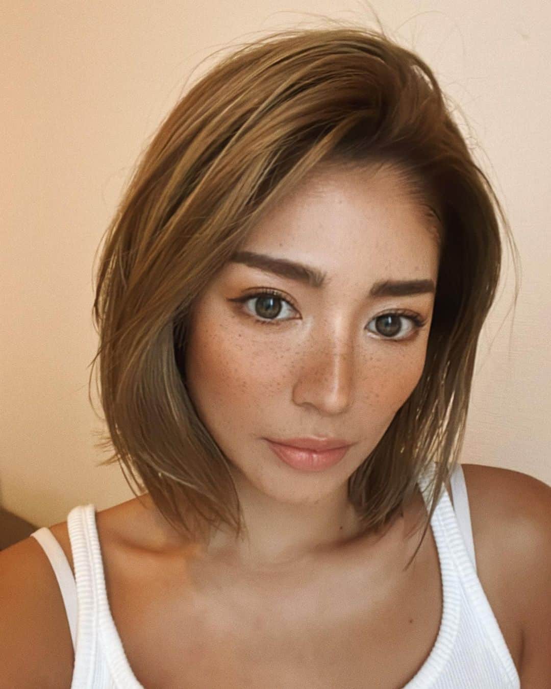 今井華のインスタグラム：「new hair 🤍  久しぶりの短さ😆 今まではもーちょい長かったの(5枚目) すごくさっぱりしてお気に入り🤍  @orgo_miyazaki @orgo_hair ありがとう🫰🏽💕  ▶︎ ネイルも相変わらずフレンチがデフォルト✔︎」