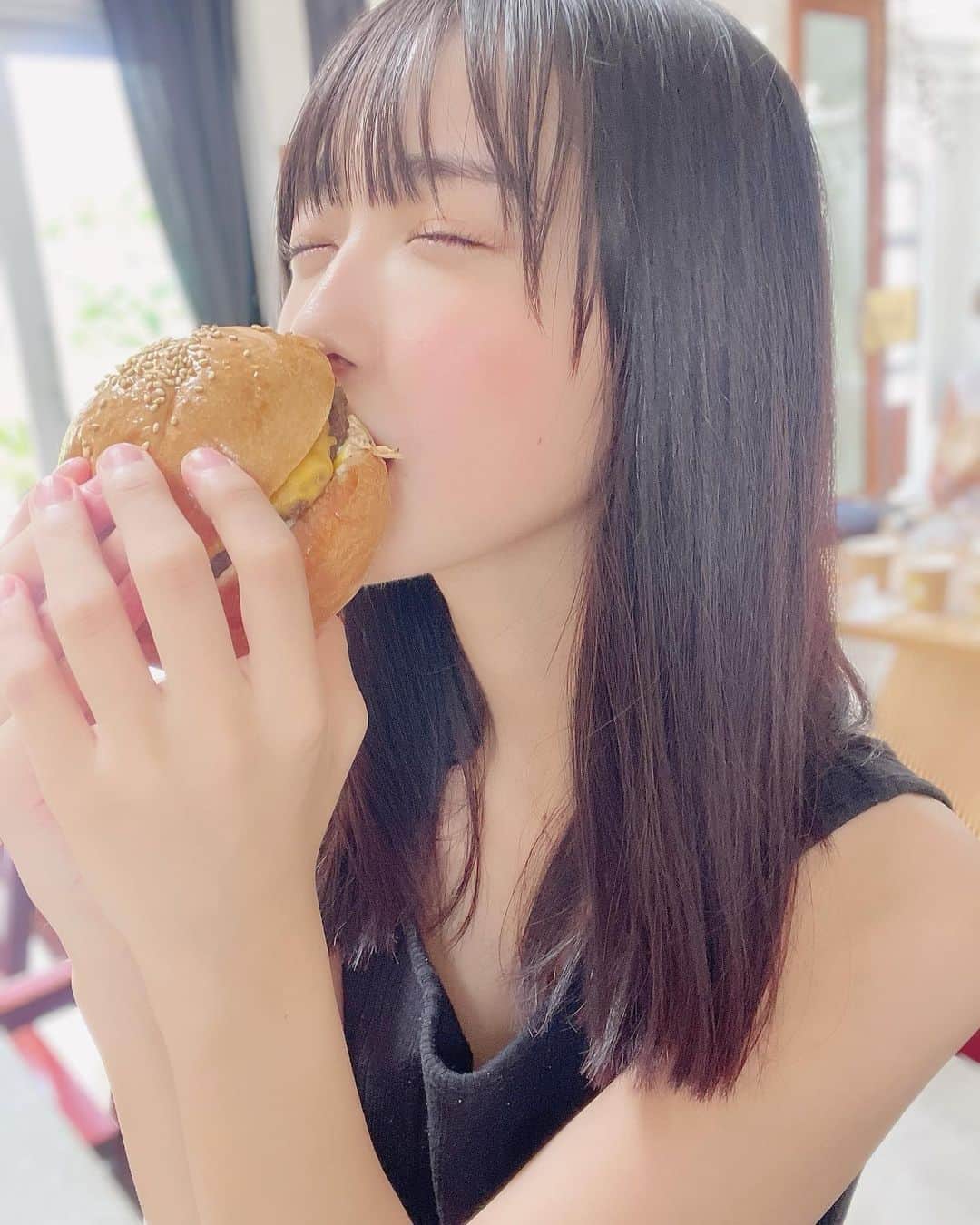 天羽希純のインスタグラム：「はむっ🍔💕  #沖縄 #沖縄旅行 #沖縄グルメ #アイドル  #グラビア #gravure #水着 #ビキニ #swimwear #bikini #泳裝 #コスプレ #cosplay #谷間 #適乳 #巨乳 #フェチ #くびれ #太もも #脇 #鎖骨 #おへそ」