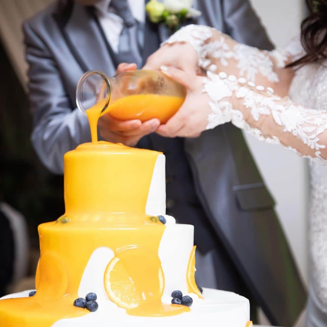 オテル・ドゥ・ミクニ(ウェディング)公式のインスタグラム：「. #カラードリップケーキ . ウェディングケーキの仕上げとしてソースをふたりでかけ回す新しいセレモニー🎂💗 . #オテルドゥミクニ #レストランウェディング #ウェディングケーキ #結婚式演出 #披露宴 #ウェディングパーティー #wedding #party #weddingcake #weddingphotography」