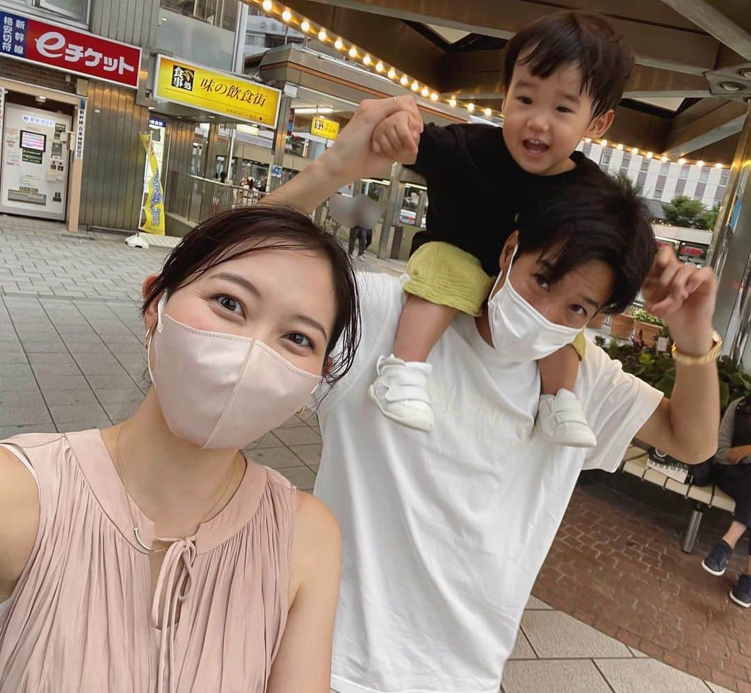 久冨慶子のインスタグラム：「・ すこーし秋を感じる日も 増えてきましたが、 まだまだ暑い日が続きますね☀️ 何でもない日の大津家👨‍👩‍👦 ＊ ＊ #8月何も投稿してなかった #育休前は毎日のように投稿していたのに #でも皆さん投稿よりストーリー派でしょうか？ #家族時間 #パパ大好きっ子 #8月 #夏」
