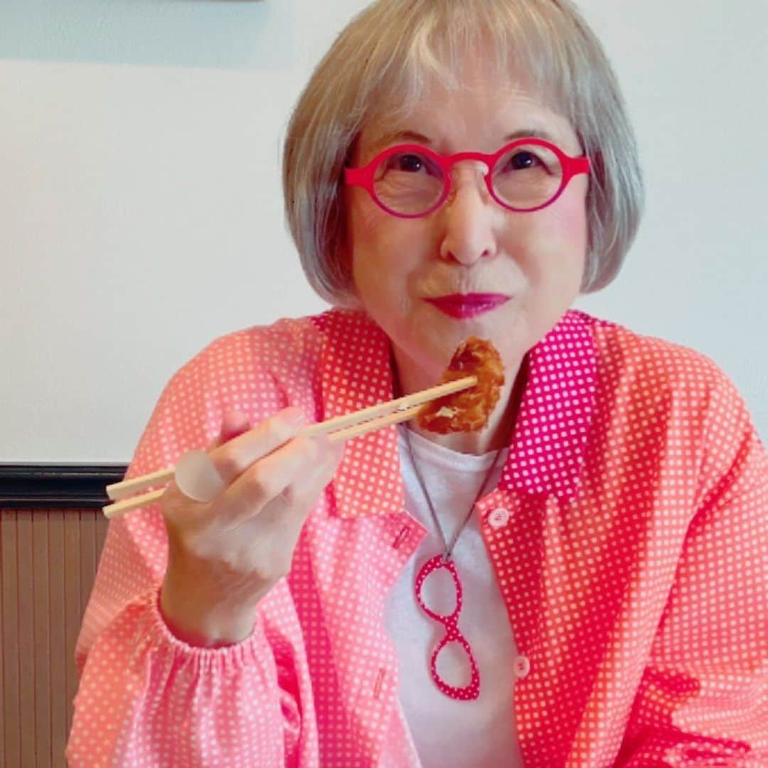 角野栄子のインスタグラム：「食いしん坊の栄子さん。 うわー、嬉しい、トンカツだっ！　お久しぶり！ ご飯が大好きな私は、カツサンドより、カツ丼。ご飯の上にキャベツの千切り、その上にウースターソース染み染みのトンカツ、卵なし。  昔、ロンドンで仲良くなったスイス人の友達に、狭い下宿の台所で、カツ丼作ってご馳走したら、目をまん丸にして、あなたの国にはこんな美味しいものがあるの！？　と、大喜びしたっけ。すごい美人だったな。今、どうしているかな。  I’m a foodie Eiko. Waoh, I’m happy, it’s a pork cutlet!  Long time no see! Since I love rice, I prefer a pork cutlet on rice than a cutlet sandwich.  Shredded cabbage on rice and on top of that, a pork cutlet soaked with Worcester sauce, without an egg.  Many years ago, in a small kitchen of my apartment in London, I’ve cooked a pork cutlet on rice for my Swiss friend.  She was pleased with her round eyes saying, “oh my, you have this tasty dish in your country!?”.  She was stunning beauty.  How is she doing now?   #魔女の宅急便 #食いしん坊 #お米好き #めがね女子 #とんかつ #kikisdeliveryservice #over80style」