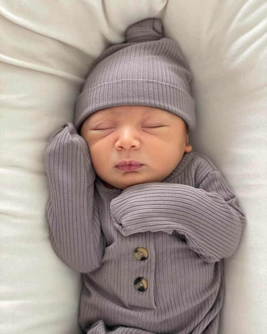 ザック・ラヴィーンのインスタグラム：「Saint Thomas LaVine 8-21-22  Best feeling I’ve had is now being a Father.」