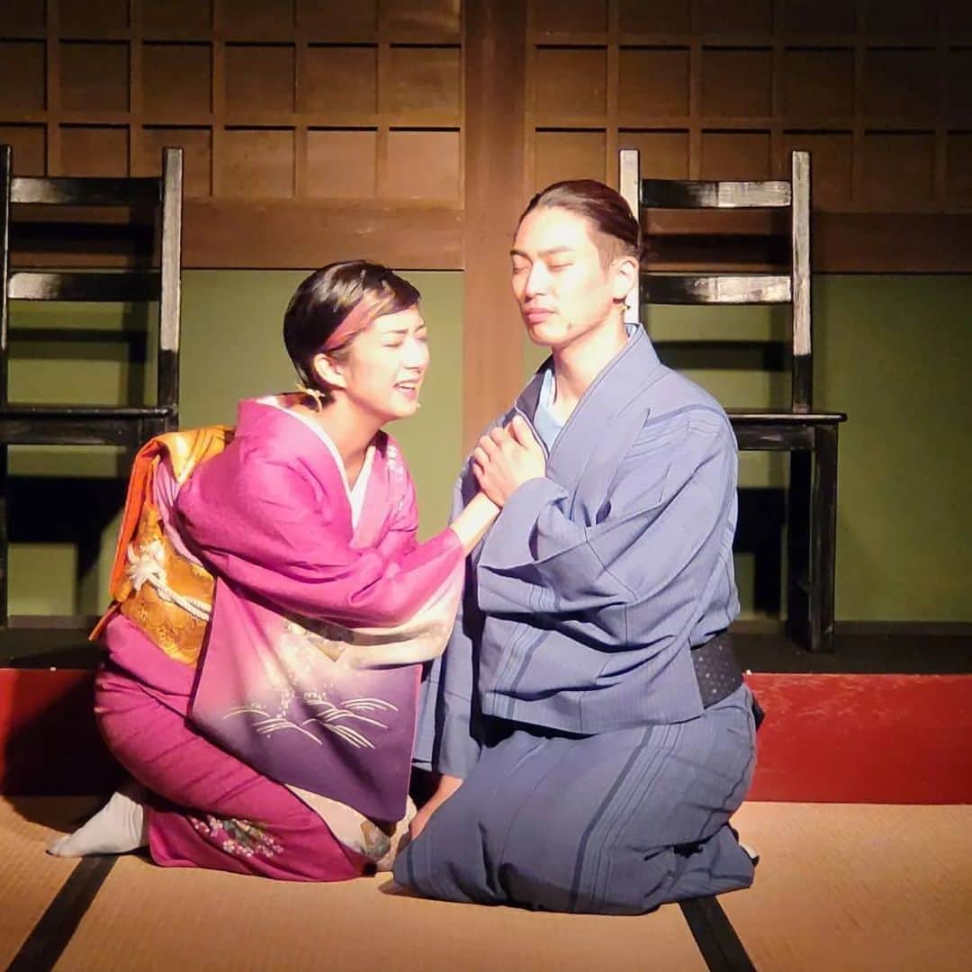 塩田康平のインスタグラム：「愛憐記場当たりも終わり、 明日のゲネプロを経て初日へと向かいます☺️  宝塚OGのぶんちゃんらしい、美しい演出ステージング 配信も、お席もまだあるようなので気になった方はチェックしてみてね☺️  歌も歌います🎤  #毎日素敵なお着物着れて嬉しい #全体の色味も美しい #和ってやっぱり良い #日本人のソウル #何か落ち着く #讃岐うどんみたいな感じ #すごく見易い作品になってます #楽しみにしててね #佐助 #春琴抄 #殉情 #塩田康平 #塩スタ #塩スタグラム」