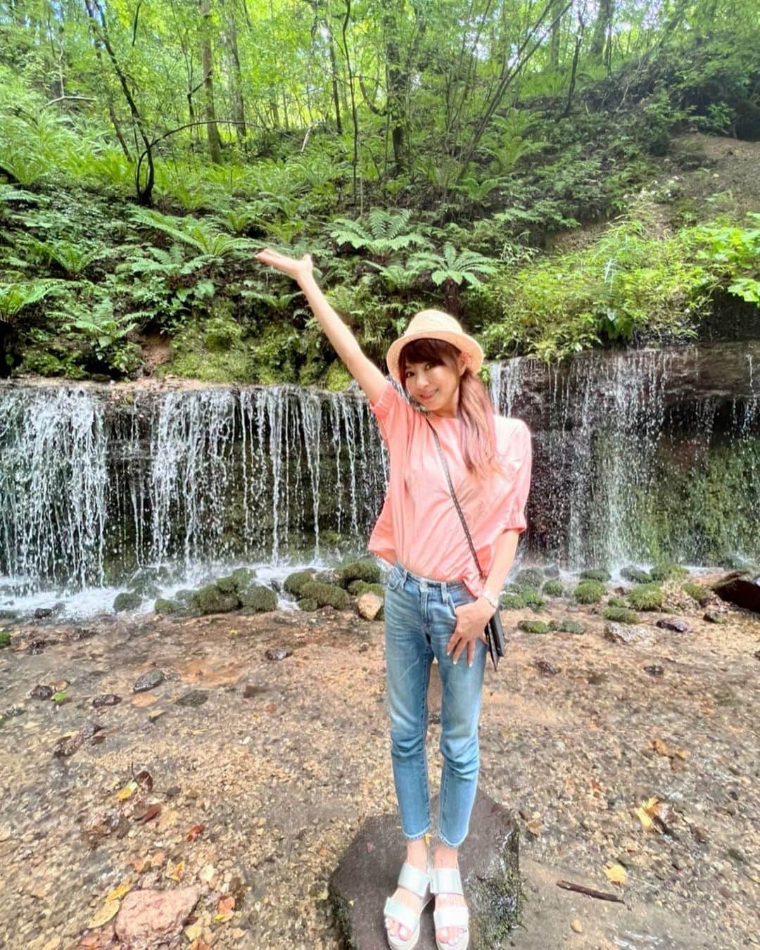 山田佳子さんのインスタグラム写真 - (山田佳子Instagram)「湾曲したフォルムがとっても美しい…😍白糸の滝でマイナスイオンをたっぷり〜♪ ⁡ #白糸の滝 #神秘的 #マイナスイオンたっぷり #心身を浄化 #水しぶき #気持ちいい #癒しスポット  #滝 #パワースポット巡り  #軽井沢」8月24日 20時33分 - yoshiko117