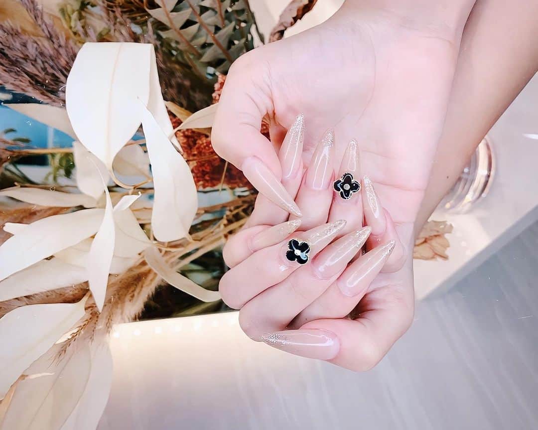 アンジェリカのインスタグラム：「𝐍𝐄𝐖🫰🏻❤︎ ┈┈┈┈┈┈┈┈┈┈ 💕💕💕💕💕💕💕 . .  《特別クーポン💅》 私のインスタを見た‼︎で、  ──ご新規様𝑚𝑒𝑛𝑢 ──� ☑︎シンプルジェル￥8500��〜 ☑︎ハンドジェルやり放題￥12500��〜 ☑︎フットジェルやり放題￥12500��〜 ☑︎スカルプやり放題￥18000〜�� �� ✦ご新規様のみ利用可 ✦オフ無料コーティング込み ✦有料パーツ、有料アートはやり放題に含まれていないので、別途かかります。 ✦その他メニューもあるのでお気軽にお問い合わせ下さい。  私の担当𝑦𝑢-𝑘𝑜のインスタ ❤︎ @yuuuuuuuko1224 ❤︎  𝑒𝑦𝑒𝑙𝑎𝑠ℎ & 𝑛𝑎𝑖𝑙𝑠𝑎𝑙𝑜𝑛 𝑙𝑎𝑝𝑖𝑠渋谷本店 お問い合わせ、ご予約はコチラ💁‍♀️ 𝑇𝑒𝑙 0364164998 𝐴𝑑𝑑𝑟𝑒𝑠𝑠 〒150-0042 東京都渋谷区宇田川町33-12 J+RサイドRビル  8F  ---------------------」