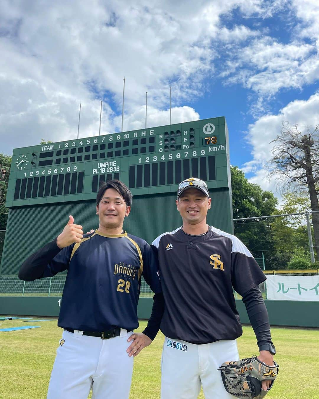 高野圭佑のインスタグラム：「中田賢一さんと阪神時代ぶりにお会いしました！  （栃木ゴールデンブレーブスvsソフトバンクホークス3軍）  こうして野球を続ける事でグランドでまた会えた事が僕は嬉しかったです!!  賢一さんはいっつも優しい🤲🙆‍♂️  阪神時代、僕が怪我で足を痛めて全く動かなくなって 球も遅くなってしまった時に、こうして対処法を教えてくれたり色々アドバイスくれたり…  賢一さんの前で久しぶりに投球見せられて良かったです！  ーーーーーーーーーーーーーーーーーーーー  BCリーグはあともう少しでシーズンも終了します  栃木まで来て、ロッテのユニフォームや 阪神のユニフォームを着て応援に来てくださる方々  高野のタオルを掲げて応援してくださる方々。  本当に嬉しいです!!  スタンドでお見かけしたら 必ずレスポンスさせて貰います！  残り試合も僅かで、あと2週間もありませんが…  高野はしっかりと最後まで頑張ります！  （追記、そして川崎宗則さんの言うように"楽しみます"）  応援宜しくお願いします🤲 　  #中田賢一　さん #ソフトバンクホークス #高野圭佑 #栃木ゴールデンブレーブス #阪神タイガース」