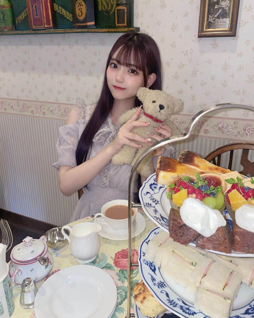 のインスタグラム：「⁡ ⁡ ⁡  くまさんあふたぬーんていー☕️🧸🤎 ⁡ ⁡ ⁡ #miao#自撮り#大学生#JD#アイドル#JK#Japan#idol #Japan#Japanese#fff#いいね返し#f4f#Osaka#大阪#パフェ#大阪カフェ#大阪スイーツ#スイーツ#関西#関西カフェ#関西スイーツ#本町#本町カフェ#アフタヌーンティー#カフェ#スイーツ#アンティーク#LIZLISA#テディベア#ケーキ  #threechimneys」