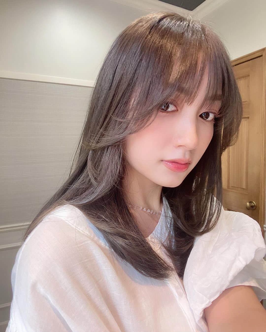 黒木ひかりのインスタグラム：「この間美容院行ってとぅるとぅるになった🤗 カラー少し変えてみたよ🤍  みんなは季節に合わせて髪色変えたりするー？🙆‍♂️」