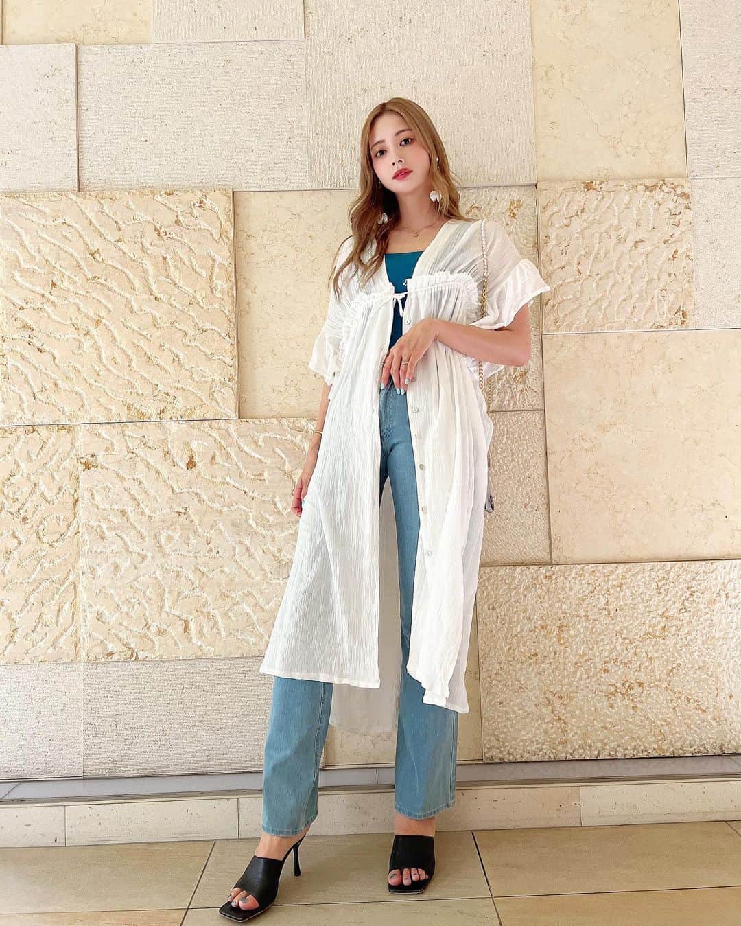 のインスタグラム：「夏休みコーデ💙🤍(夏休みって何って感じだけど🤣)  one-piece gown : @tothesea_hawaii tops : @murua_official denim : @trunc88_official sandal : @eimyistoire_official  iPhone case : @iphonecase_salondoudou 📱  ・ ・ ・ ・ ・ ・ ・ ・ ・ ・ #totheseahawaii#tothesea#ワンピ#ワンピース#夏コーデ#デニム#デニムコーデ#金髪#iPhoneケース#スマホケース#サンダル#カジュアルコーデ#ママコーデ#ママファッション#ママライフ#子育てママ#ネイル#大人カジュアル#アラサーコーデ#アラサー女子#ガウン#gown#チェーン#ストラップ#strap#chain#ホワイトコーデ#denim#ビーチコーデ#ハイトーンカラー」
