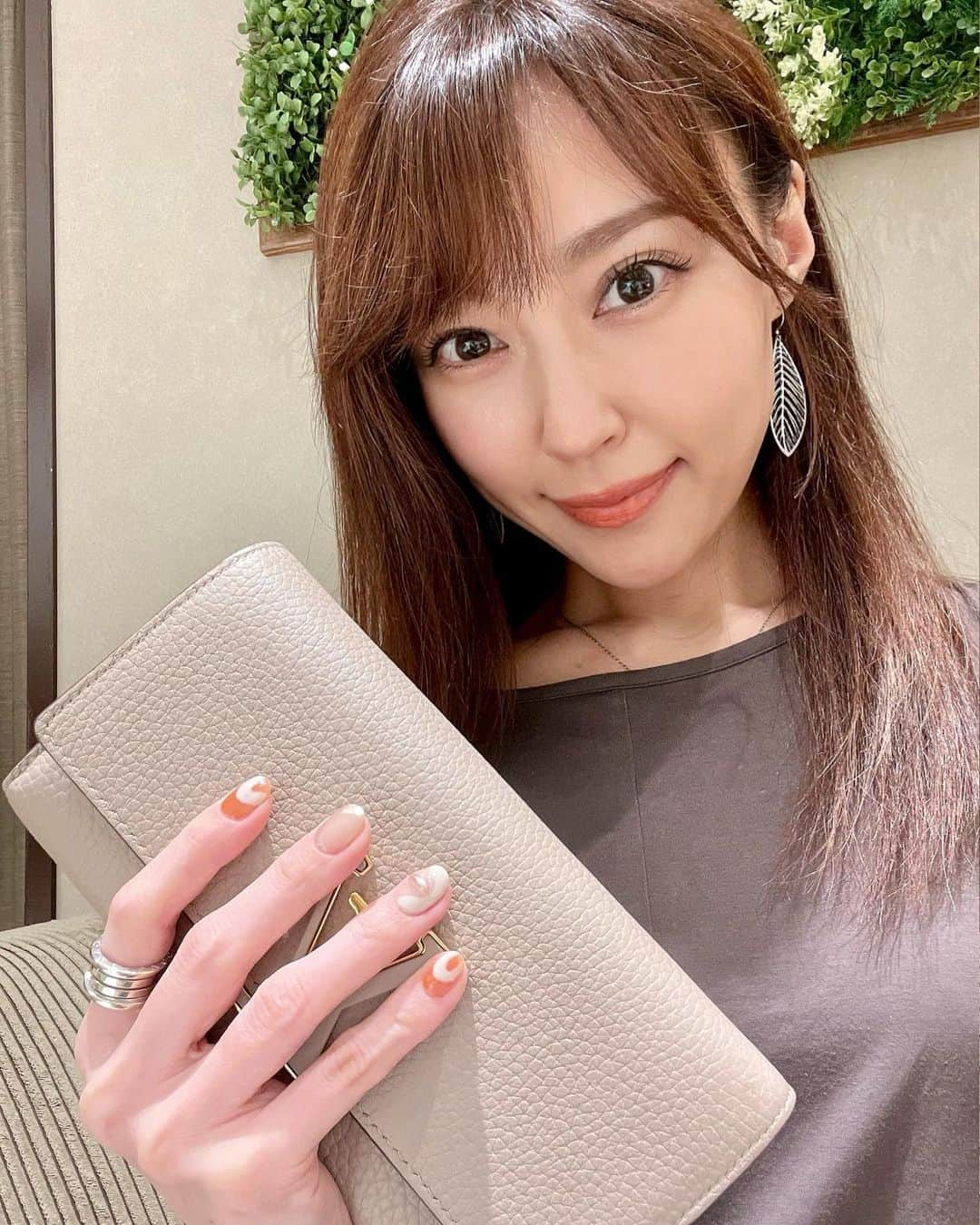 中川祐子のインスタグラム：「先日リールでアップしたネイル💅 . ニモを強調しすぎて ちょっと面白い系に見えてしまったかもだけど、、 全体を見ると全然イメージ違うのよ😉w 大人カッコいいデザイン大好き🧡 . ネイルの写真ね、 毎回撮っておきながら アップし忘れているのがいっぱいあったから 今年のものを並べてみた😝 . そしたら デザインは全部違うんだけど、 なんだか色が同系色なことに気づいたー‼️ . 全然意識してなかったけど、 どうやら今年の私は ベージュxホワイトが気分みたい(笑) . 選ぶ色って 何か深層心理的な意味がありそう！ . 今回オレンジを使ったのは 心境の変化！？？かも😁 . 次は何色選ぶか、 乞うご期待！笑笑 . . #ニューネイル #サマーネイル #ジェルネイル #ミラーニュアンスネイル  #オレンジカラー  #ベージュとホワイト #大人カッコいいデザイン  #2022年ネイル #inails #選ぶ色には意味がある  #深層心理 #次は何色かな」