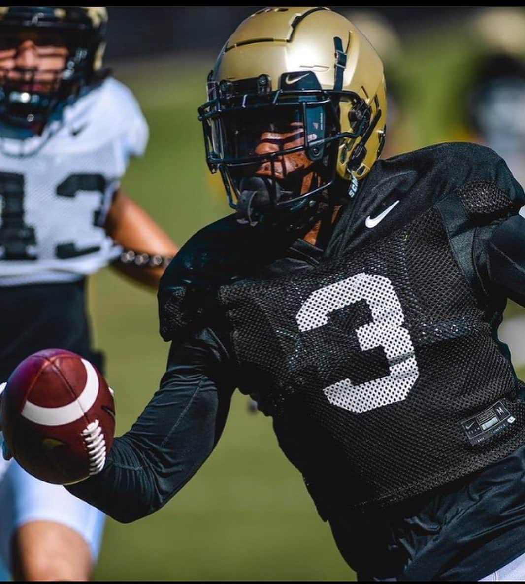 ローリン・ヒルのインスタグラム：「@iam_ttjxi is kicking of this season with @boilerfootball ‼️ Take 15% off of blackout items for the first home game against @pennstatefball Sept. 1st • • • • • #ncaa #nil #sports #collegegameday #football」