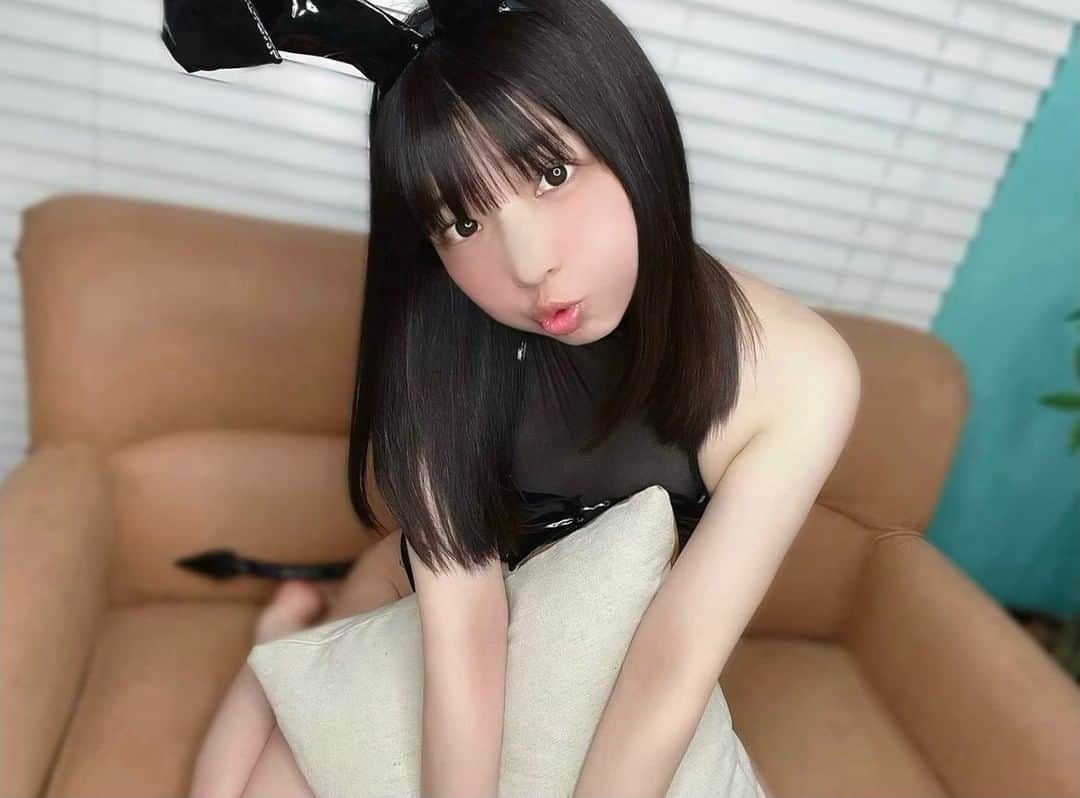 橘あかりのインスタグラム：「おちゅかれさま🐰 めずらしく黒バニー！！🐰🖤 あと1週間で8月も終っちゃうなんて！！🍧やだやだまだ夏したい🥺 ➡️smooth浴衣撮影会🎐 8/28(日)スタジオ・30(火)野外夜 よろしくお願いします✨ ・ ・ ウサギにみせかけて尻尾がデビルでした〜🤗  #コスプレ #アニメ #anime #cosplay #bunnygirl #バニーガール #instagood #ちっぱい #被写体 #japanesegirl  #gravure #gravureidol #model #偶像 #アイドル　#ポートレート#portrait #グラビア #japanesegirl #아이돌 #여성돌 #萌　#写真好きな人と繋がりたい」