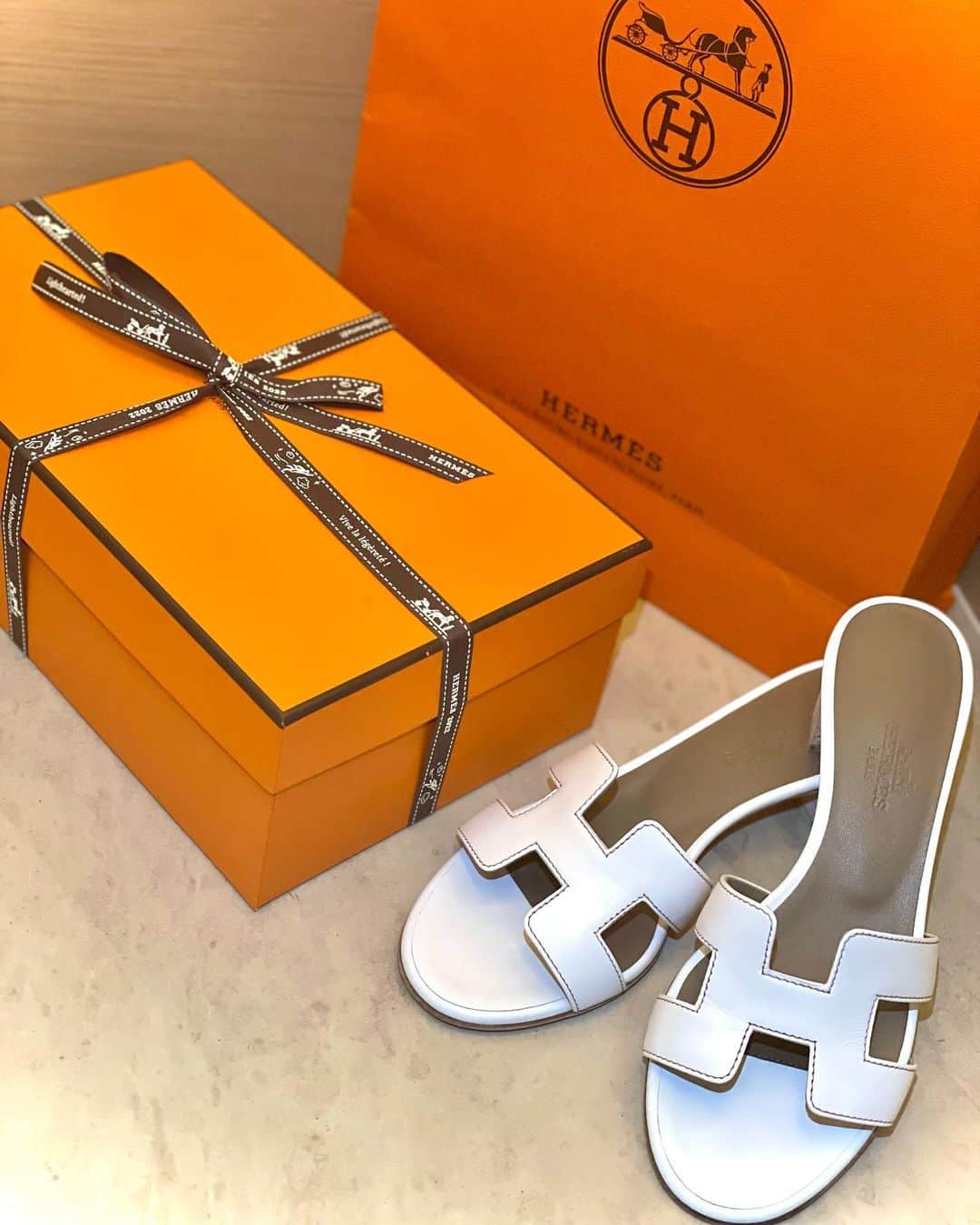 藤咲めいのインスタグラム：「🍊🍊🍊 オアジス🫶🏻 白いから足元がパッと明るくなる💖 足が痛くてふらっとHERMES寄ったら見つけた👸 . . #hermes #🍊 #white #fashion #hermeslover」