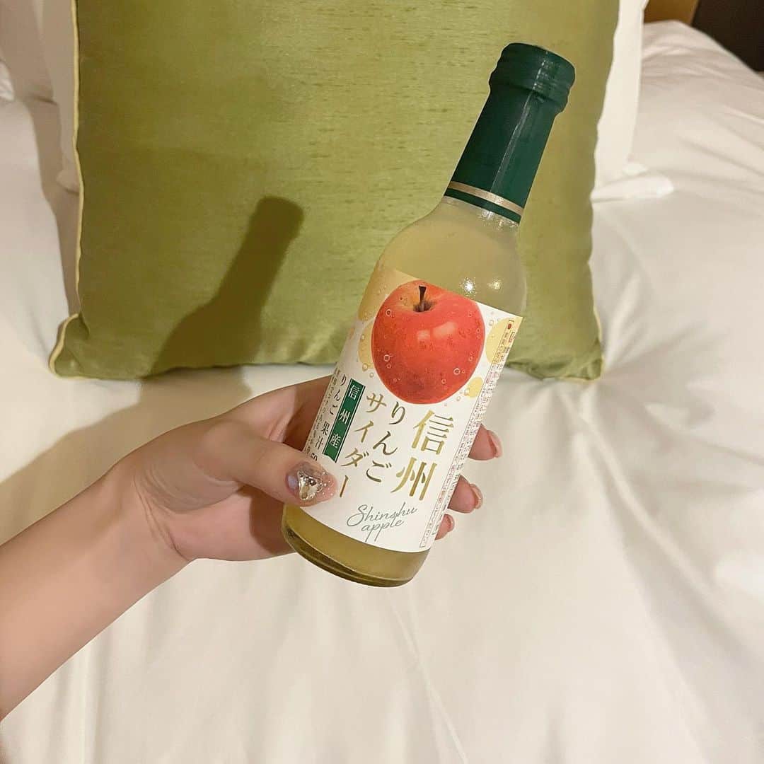 のインスタグラム：「炭酸得意じゃないけどおいしかった🍎🧊 ⁡ ⁡ #信州りんごサイダー #軽井沢#軽井沢グルメ ⁡ ⁡ ⁡」