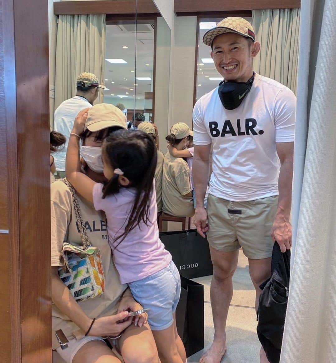 才賀紀左衛門のインスタグラム：「買物 常に仲間はずれ。  #家族 #親子 #子育て #パパ #妊娠9ヶ月 #妊娠8ヶ月 #pregnancy #pregnant #プレママ #妊婦」