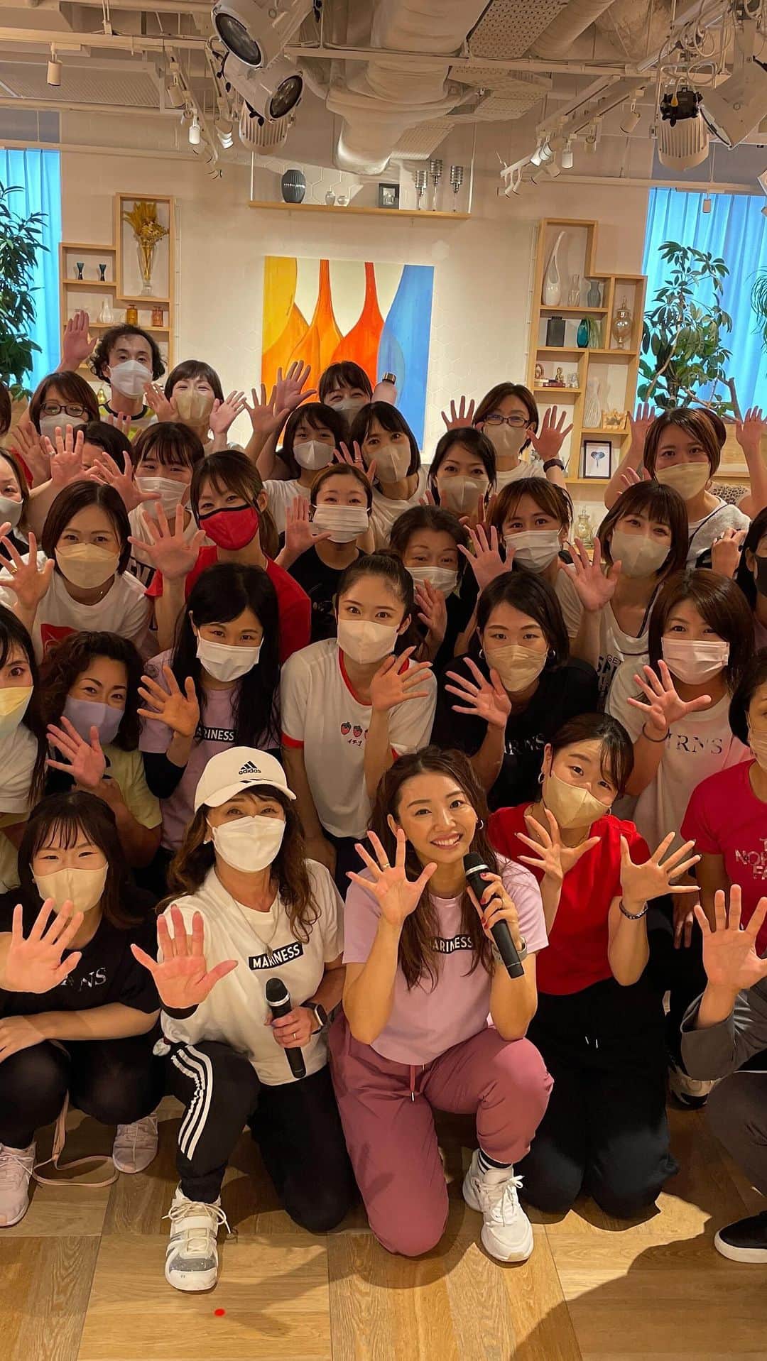 のインスタグラム：「お初イベント🥹🥹🥹✨  リアルまり友会！本当に楽しかった!! 楽しかったという言葉じゃしっくりこないくらい、 本当に感情爆発だった😂😂😂  ずっとみんなと直接会いたかったけど会えなくて ようやく実現した少人数制のイベント🥹😂✌️  みんなに初めて会う時は、絶対うちのおかんと一緒が良くて、シークレットゲストで出てもらったよ✌️  ずっと夢だった親子コラボレッスンが実現しました！！ もうダブルで嬉しすぎるうううう！🤣 　 みんなとおかんと一緒に運動してる瞬間はまじで こんなに幸せな瞬間ないなってくらい幸せでした🥹  また絶対やるからみんな来てね!!!!  #リアルまり友会 #宅トレ #マリネス  #mariness」
