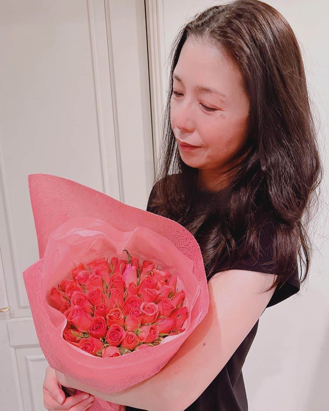 のインスタグラム：「お誕生日にお花🌹が届きました💕 ももえらしいフォトフレームも！」