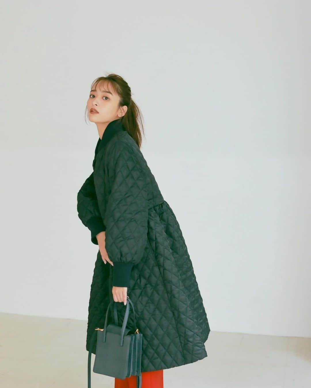 近藤千尋のインスタグラム：「こんばんわ✨ お風呂上がってやっと自分タイム！🥰笑 (家事はもう明日やる、、笑)  今回もD-STORYさんの @hankyu_lobby  モデルをさせていただいてます😇🤍 いつも大好きな人たちとの撮影は 笑いが絶えないです🫰🌈 今回はlobbyさんのの紹介ページ😚  大人カジュアルで 今の気分にぴったりなアウターもあり 実際に欲しくなりました〜💕  さて、明日も頑張ろう🥰🤍🤍」