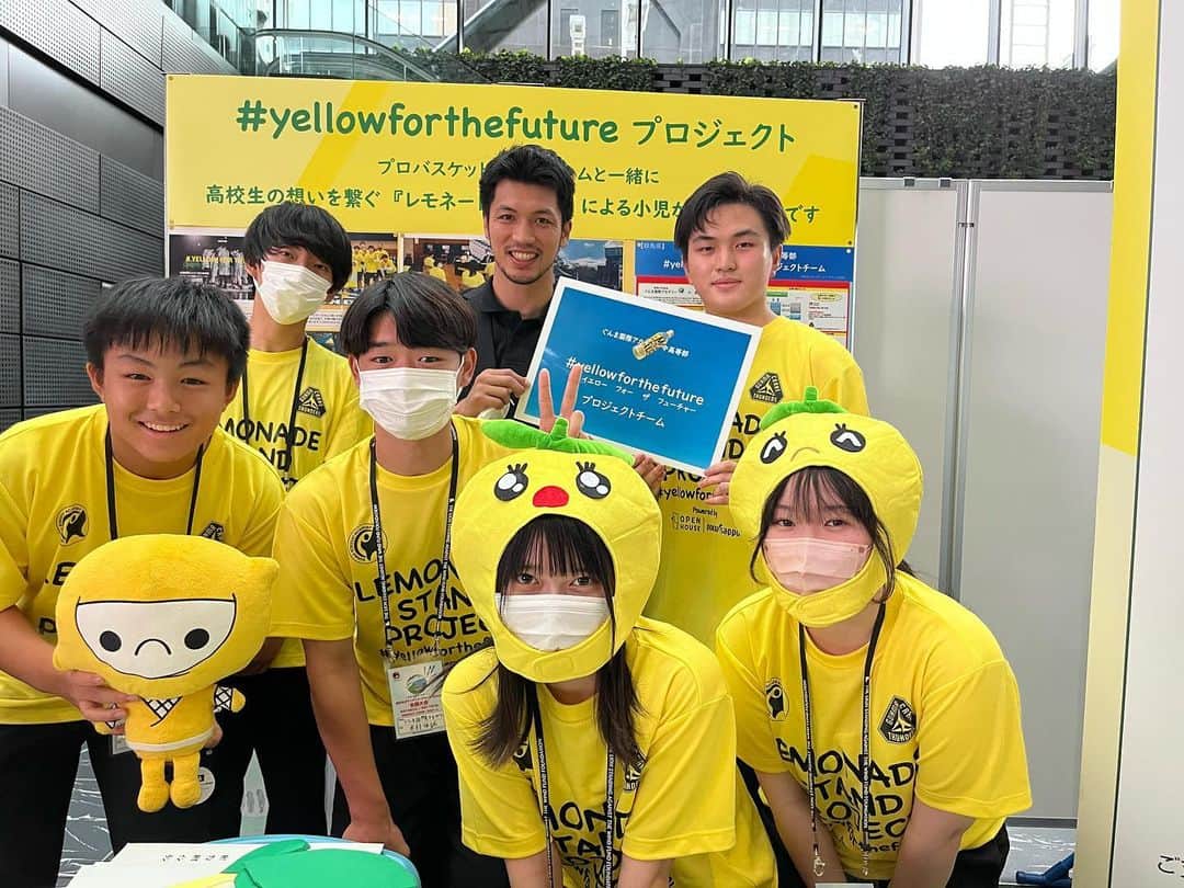 村田諒太のインスタグラム：「先日、「高校生ボランティア・アワード2022」に日本財団HEROｓを代表し、パネリストとして参加させていただきました。  時間の都合上、数校しか活動内容を聞くことはできませんでしたが、その中で印象に残った活動をこの場でご紹介させてください。  ぐんま国際アカデミー中高等部の生徒たちが運営する “Yellow For The Future”  コロナ禍であたりまえの日常を過ごせる幸せに気が付いた中高生たちの「世の中に貢献したい」「病気とたたかう子どもたちのために何かしたい」という強い想いから小児がん治療発展のために生まれたプロジェクトだそうです。  少しでも多くの方々にこの活動を知って頂き、なにか少しでも行動を起こすきっかけになってくれると嬉しいです。  #高校生ボランティアアワード2022 #ぐんま国際アカデミー中高等部 #yellowforthefuture #小児がん支援」