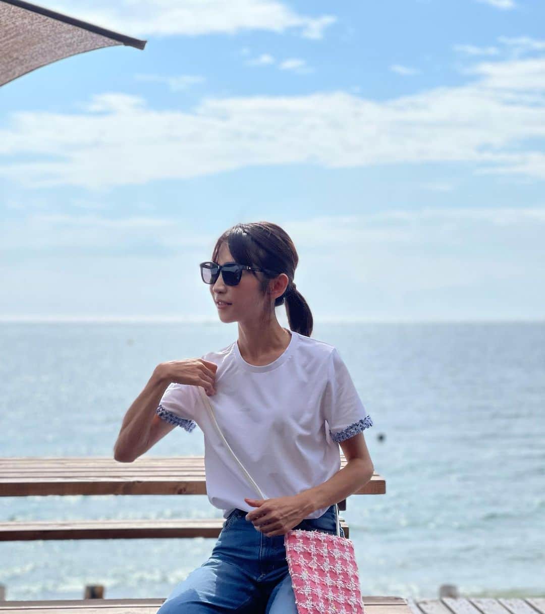 のインスタグラム：「- 葉山の海へ🌴  暑かったけど、気持ち良かった✨  皆んな、ジェットでバナナボートしたり最後の夏を楽しめました(私は海の家で眺めてました笑)💓  @maki_lomihana 家族のお陰🙏  海の家もお洒落でした✨ @tsthayama   #葉山#海の家#海#夏」