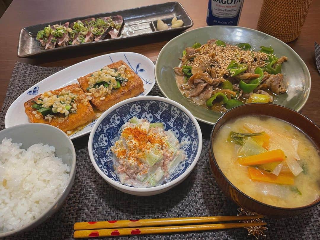 田中良子さんのインスタグラム写真 - (田中良子Instagram)「料理が楽しい。 美味しい。  今日はお肉とピーマン、ネギ、まいたけを #麻辣味 で炒めて痺れまくり攻撃にしました。 その辛味を優しく包み込む #白味噌のお味噌汁  #揚げ豆腐 に #ウニソース 、ニラと天かすをのせて。 #セロリのツナマヨ和え 〜一味を添えて〜 #かつおのたたき   いただきました🙏  私の身体はどこまで大きくなるのか。 〜to be continued〜」8月25日 0時03分 - tanakaryoko102