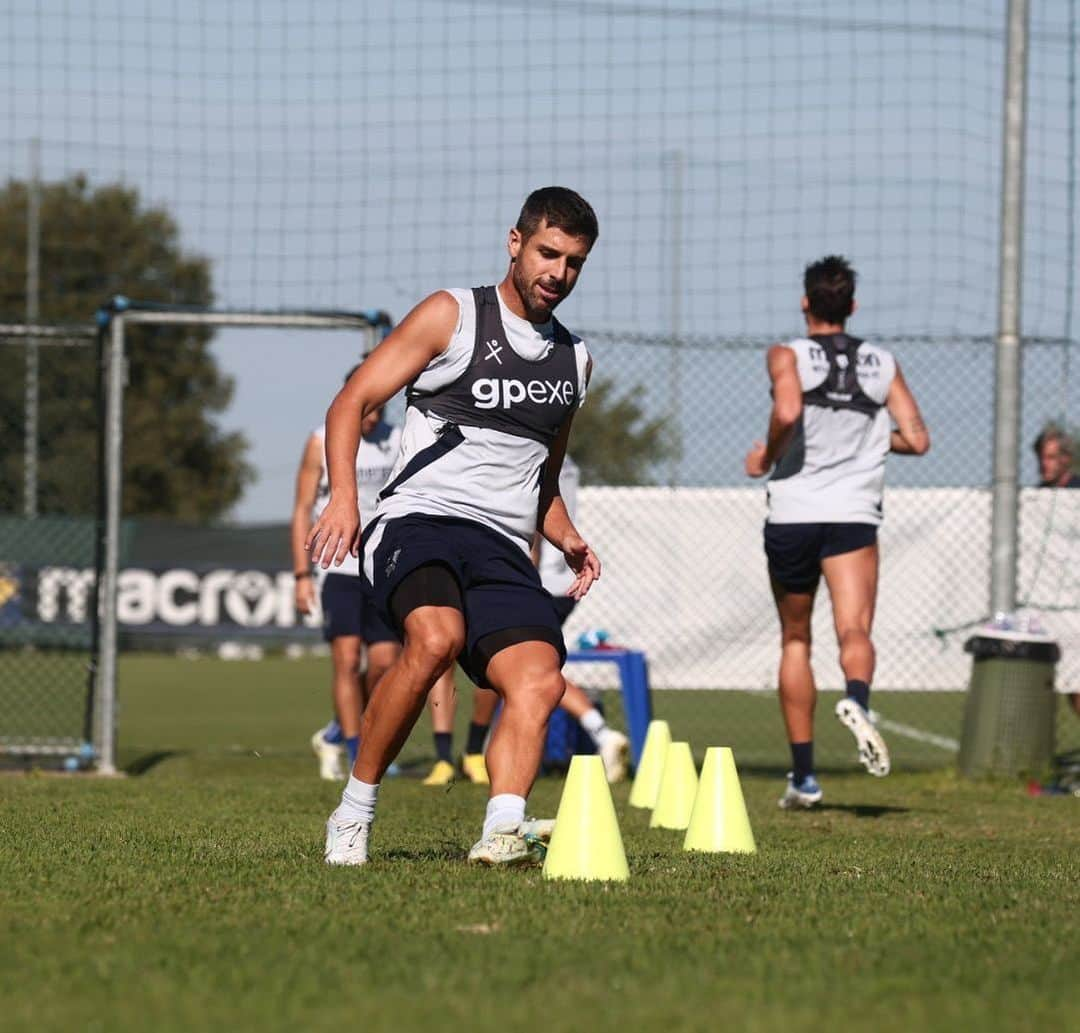 ミゲル・ヴェローゾのインスタグラム：「Focus🔛 @seriea #training #Peschiera @hellasveronafc」