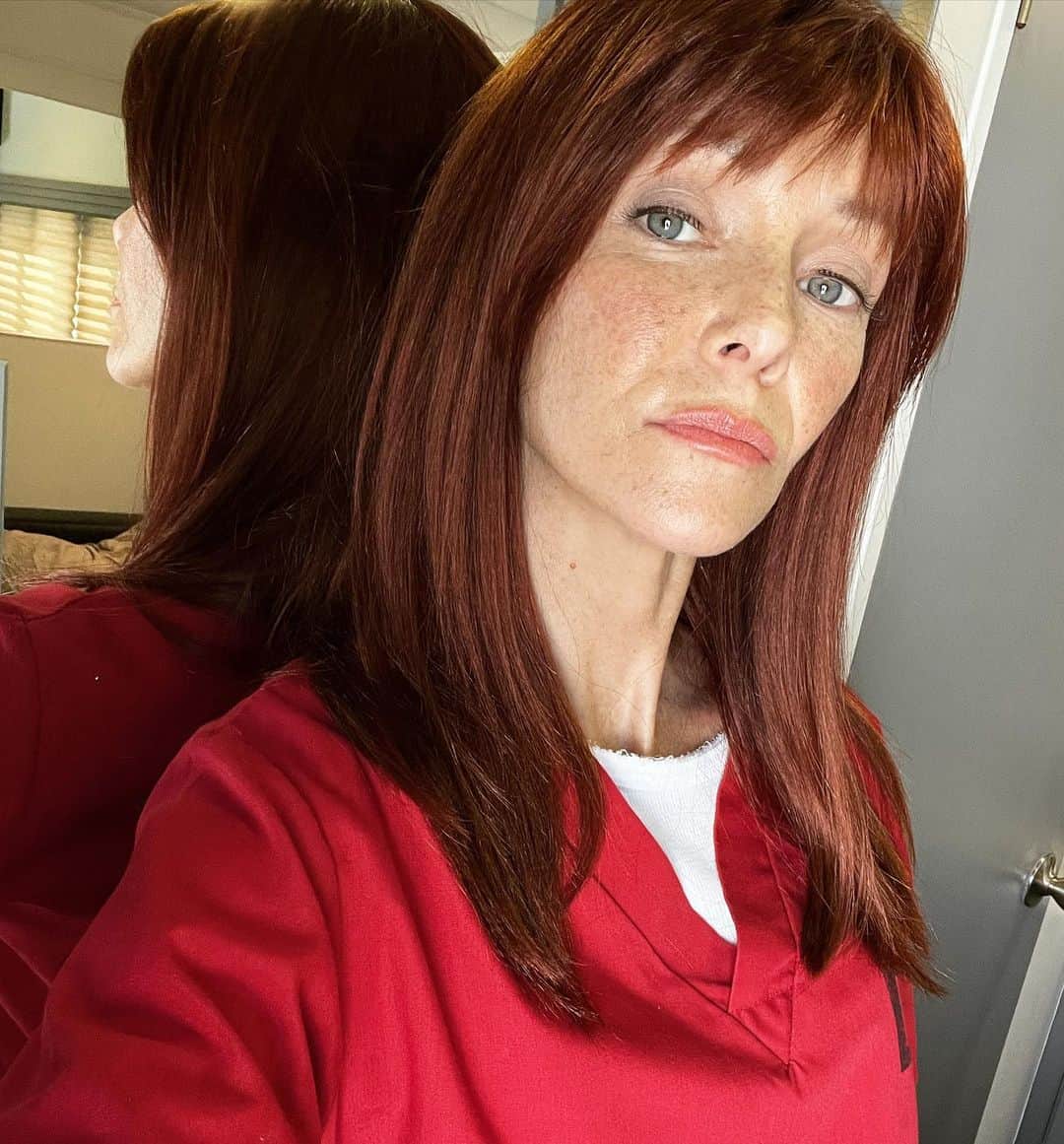 アニー・ワーシングのインスタグラム：「Hello, John…  I’ve missed you. 😈 @nathanfillion @therookieabc * *  Season 5 starts Sept 25th on ABC and stream on Hulu! #TheRookie #Rosalind」