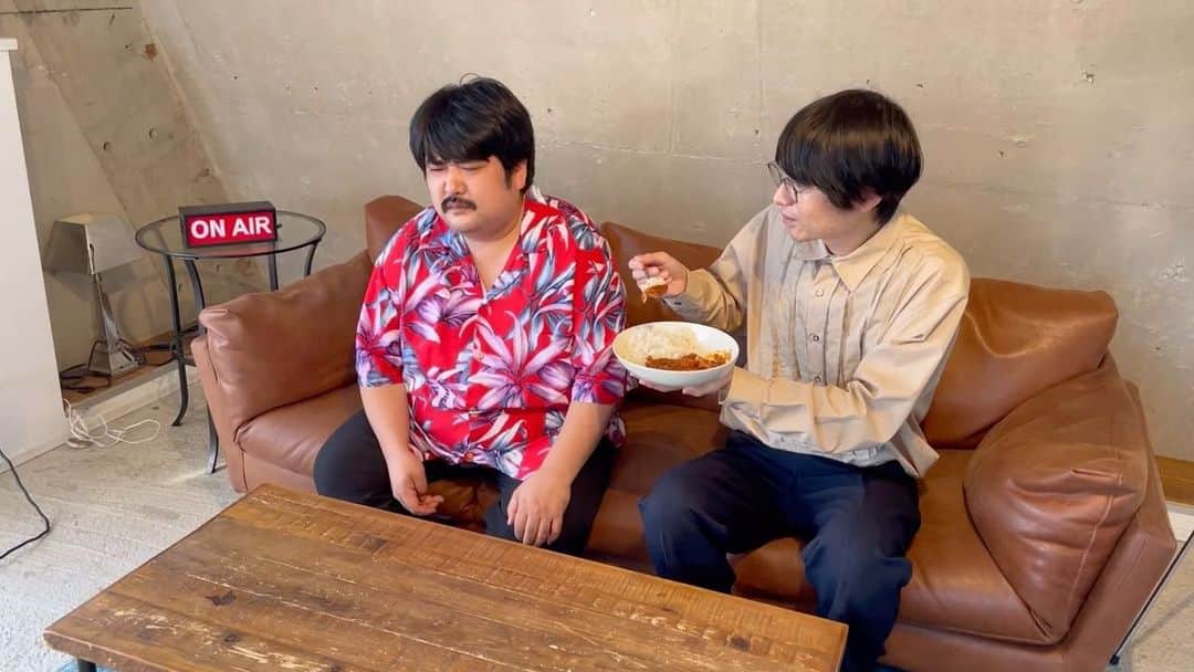steady.のインスタグラム：「9月号に登場してくれた #空気階段 さんのメッセージ＆オフショットを公開🍛  今回で4回目のおふたり これはもう勝手にsteady.レギュラーメンバーと呼ばせていただいてもいいですか、、、🥺  誌面では、TBSラジオ『空気階段の踊り場』伝説のコーナー 「チンして食べて」の再現ページも🤘🏻  踊り場リスナーもそうでない方も ぜひぜひチェックお願いします🍛🦶🚿」