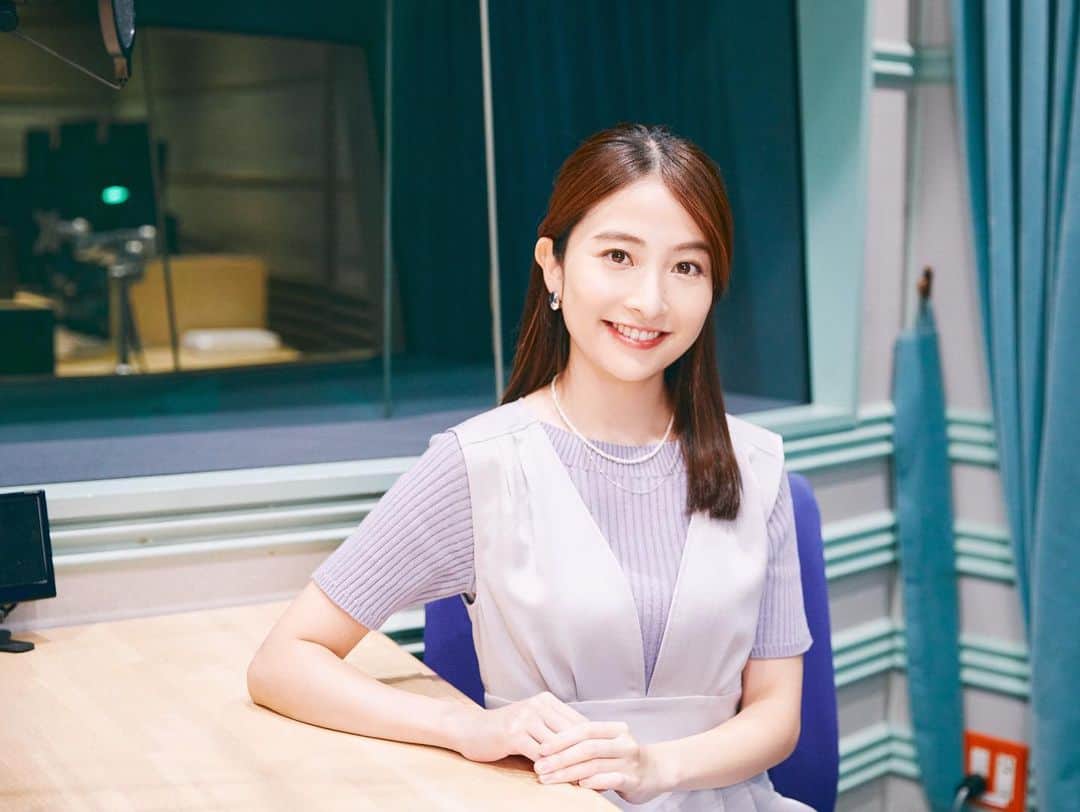 日比麻音子のインスタグラム：「オトビヨリさん、 取材していただきました！  高校時代の部活動についてお話ししています。  振り返れば、 新型インフルエンザの影響で大会が中止になった高校一年生。 なんで私たちの代にこんなことが…とやり場のない悔しさや怒りみたいな気持ちを抱いた日々は今も忘れられません。  どうしても素直になれなくて、失敗ばかり重ねていた高校時代は、あまりに未熟で恥ずかしく、隠れたくなるような思い出ばかりですが、 今大人になってようやくあの頃に向き合ってみて、 それはそれで、よかったなぁと思えるようになりました🌱  夏休みの最後に、ちらりと、私のやりきれなかった高校時代の話、見てやってください🙇‍♀️笑  撮影:持田薫さん #オトビヨリ　#取材 #TBSラジオ #日比麻音子」