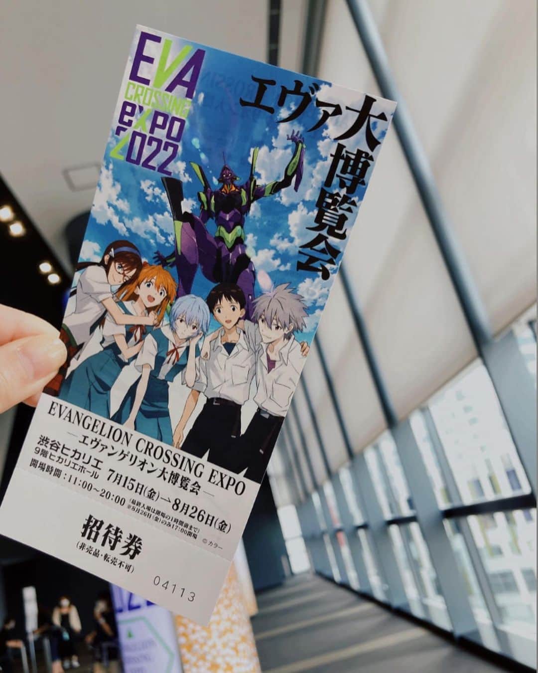 藤田香澄のインスタグラム：「エヴァンゲリオンレーシングRQののんちゃん@nono_igarashi918 が、私がエヴァ好きだから誘ってくれた🥰 少しの時間だったけど会えて癒されたよー♡ 最後の寄せ書きコーナーに私も書いてきた_✍� . . . #evaexpo2022 #evangelion #レースクイーン #japanesemodel #fender #evaracing」