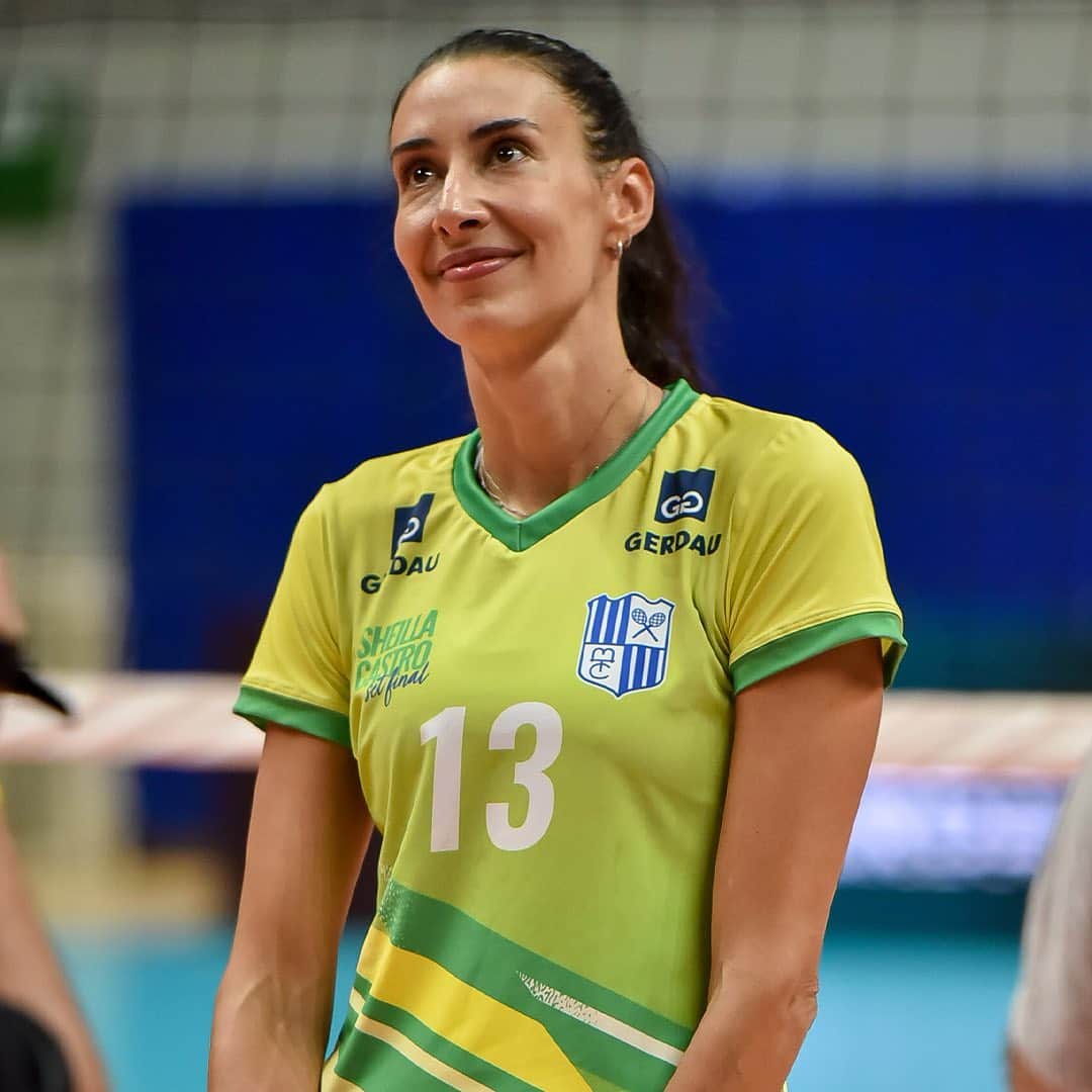 シェイラ・カストロのインスタグラム：「Amor, admiração e carinho  Fabizinha me fez uma pergunta depois do meu jogo de despedida, ali ao vivo, Sheillinha, vc tem noção do que vc representa, não só no vôlei, mas no esporte?  Gente, eu disse que tinha muitos feedbacks legais, e que o próprio jogo de despedida fazia eu ter noção de um pouquinho disso… Mas agora refletindo, feliz, grata e realizada pela minha carreira, queria compartilhar uma coisa com vcs.  Sei que ganhei inúmeros títulos pela seleção, clubes, prêmios individuais… Sou bicampeã olímpica e tenho muito orgulho disso tudo.   Mas sabe o que sou mais grata? Ao amor, admiração e carinho que tenho de vcs. Quando falo vcs, falo todo mundo que participou direta ou indiretamente da minha vida. Família, fãs, amigos, imprensa, colegas de trabalho. Eu sei que o mais difícil de tudo é conquistar o coração de alguém, a admiração, e o que eu sinto de vcs é isso. Sexta dia 19/08, ficou mais claro ainda pra mim. Amor, admiração, carinho. Inspiração. E meu desejo é continuar inspirando vcs, talvez de uma maneira diferente, em outra função.   Vcs não tem ideia de quanto amor eu senti! Obrigada de coração por tanto!  📸 @m___ateus 📸 @javilafotografia」