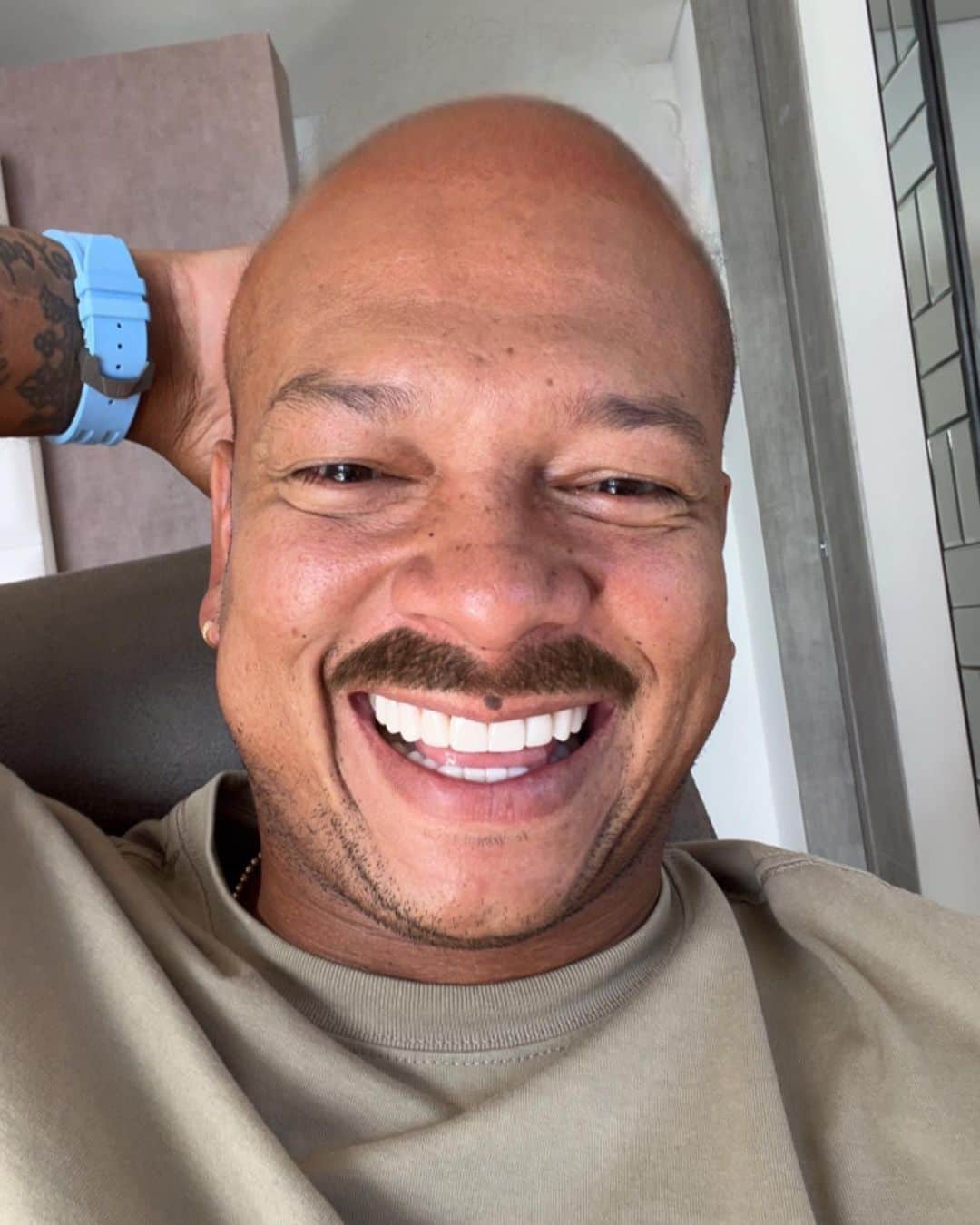 フレディ・グアリンのインスタグラム：「Con o sin bigote!???? Comenten……」