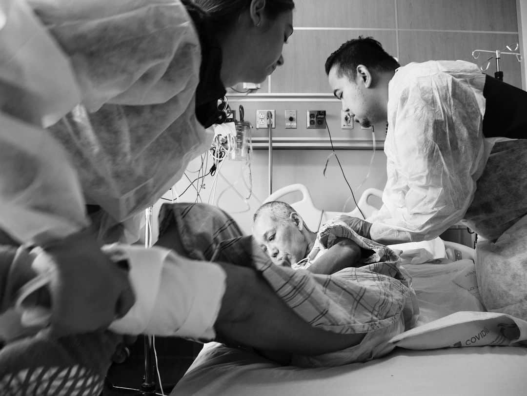 Q. Sakamakiさんのインスタグラム写真 - (Q. SakamakiInstagram)「Third anniversary: Three yeas ago today— (Aug 24th, 2019), my wife Kuniko got stroke and multi bran bleeding due to RCVS, a rare illness, triggered by Prozac, antidepressant. It totally changed the life of my wife and me. She could survive through the craniotomy, skull removing brain surgery, by great doctors in Columbia hospital. However, she got paralysed on the left. It still largely remains so. She has to be cared or supervised nearly all the time. Yet luckily, with a quad cane she can walk now, if it is short and the ground is totally flat. I haven’t posted her photos after her stroke. I feel now to do so, to continuously live and go forward for our life, and to share about how life is changeable and how health is important. 1st image: Kuniko in the ambulance on Aug 24th, 2019. 2nd: Kuniko cared by nurses in ICU on Sep 3rd, 2019, after having waken up from coma for several days. 3rd image: Kuniko at the real beginning of physical therapy, on Sep 11th, 2019. 4th image: Kuniko day before going back to hospital for putting her new plastic skull, on Nov 2nd, 2019.」8月25日 6時49分 - qsakamaki