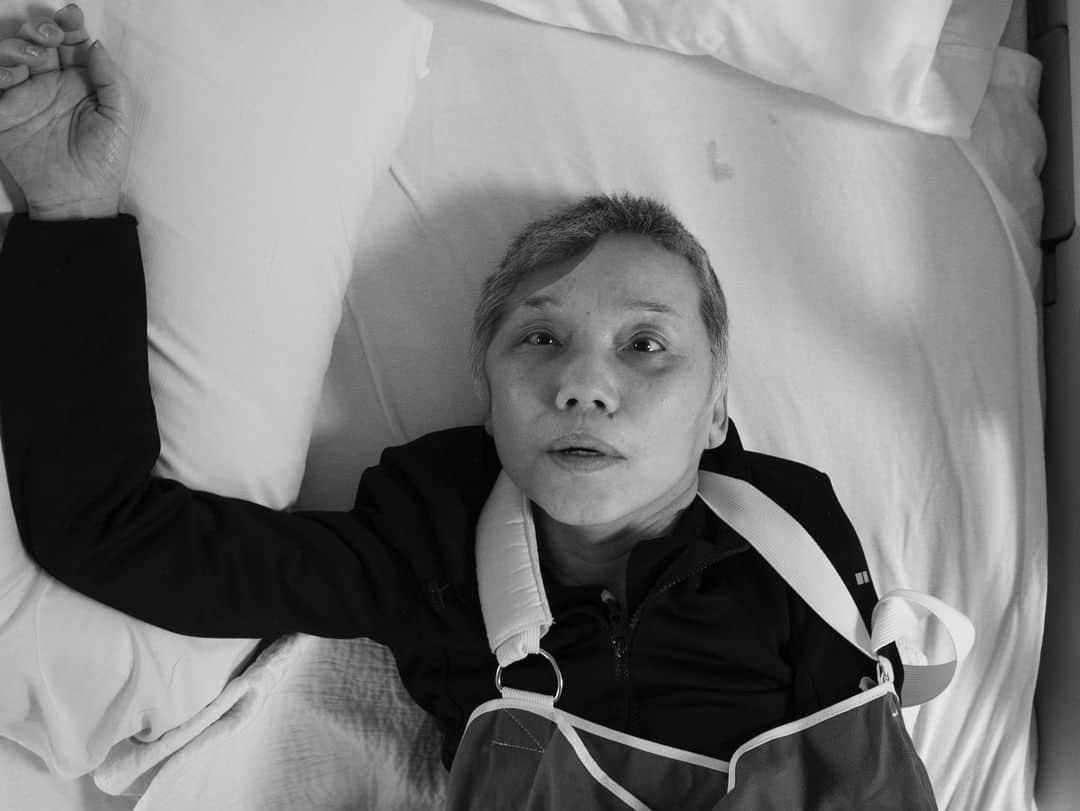 Q. Sakamakiさんのインスタグラム写真 - (Q. SakamakiInstagram)「Third anniversary: Three yeas ago today— (Aug 24th, 2019), my wife Kuniko got stroke and multi bran bleeding due to RCVS, a rare illness, triggered by Prozac, antidepressant. It totally changed the life of my wife and me. She could survive through the craniotomy, skull removing brain surgery, by great doctors in Columbia hospital. However, she got paralysed on the left. It still largely remains so. She has to be cared or supervised nearly all the time. Yet luckily, with a quad cane she can walk now, if it is short and the ground is totally flat. I haven’t posted her photos after her stroke. I feel now to do so, to continuously live and go forward for our life, and to share about how life is changeable and how health is important. 1st image: Kuniko in the ambulance on Aug 24th, 2019. 2nd: Kuniko cared by nurses in ICU on Sep 3rd, 2019, after having waken up from coma for several days. 3rd image: Kuniko at the real beginning of physical therapy, on Sep 11th, 2019. 4th image: Kuniko day before going back to hospital for putting her new plastic skull, on Nov 2nd, 2019.」8月25日 6時49分 - qsakamaki