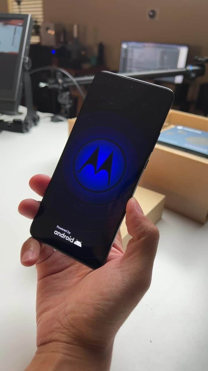 のインスタグラム：「Motorola edge-2022 Live Unboxing! In this live unboxing #sponsored by @motorolaus, let’s look at the edge-2022 and a pair of Moto Buds that showcase the wireless charging capabilities of both the phone and the earbuds. I answer some of your questions and give my first impressions on Motorola’s latest smartphone!」
