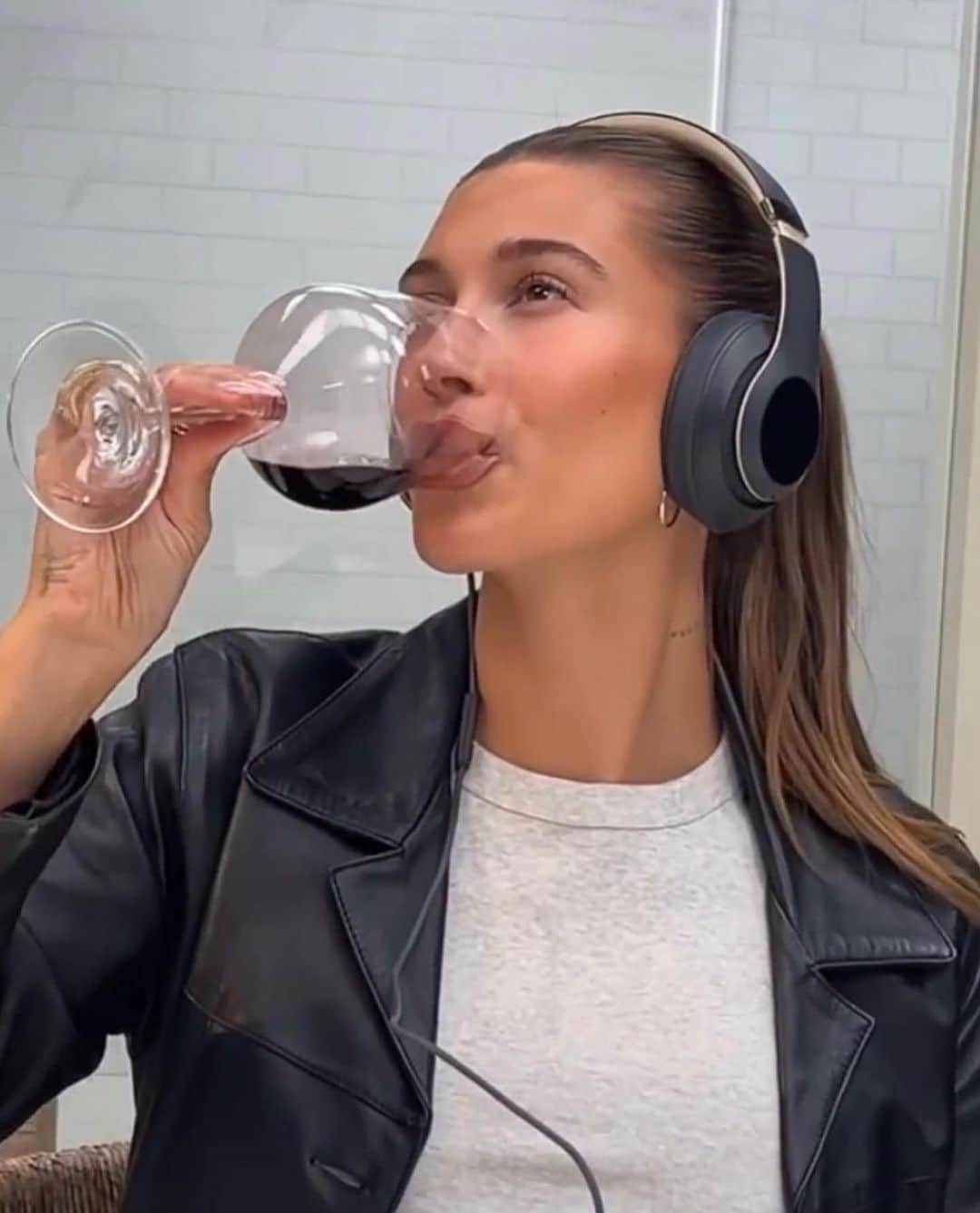 ハイレイ・ロード・ボールドウィンのインスタグラム：「the many moods of Hailey Rhode」