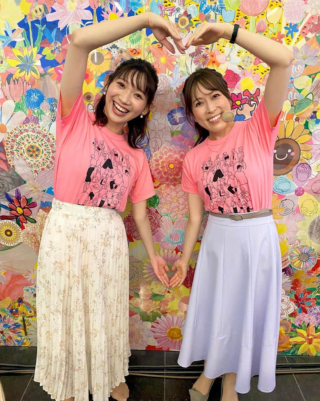 小林茉里奈のインスタグラム：「・ twins…👧🏻💓👧🏻  今日は米倉さんとおそろいのピンクでした☺️  #スワイプしてね  #あの名場面 #再現 #ヨネさん #笑いこらえられず  #24時間テレビ #チャリtシャツ #24時間 #チャリティー #チャリティーtシャツ #fbs #福岡放送 #朝番組 #バリはや #気象予報士 #米倉絵美 さん #アナウンサー #小林茉里奈」