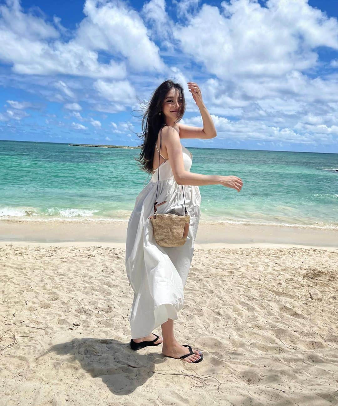 里海のインスタグラム：「summer lovin’ ☀️👶🏻🤰🏻 残る不安は逆子って事だけです🥺 あとは周りのみんなのおかげで ノーストレスで 本当に感謝いっぱいです🥰 暖かいコメントも励みになっています🥰 ずーっと この幸せが続きたいです🥰  私が着ると背中のお肉が 食い込みますが このワンピは　@hm です😌 バッグは　@loewe  あーーお腹すいた…w😮‍💨😮‍💨」
