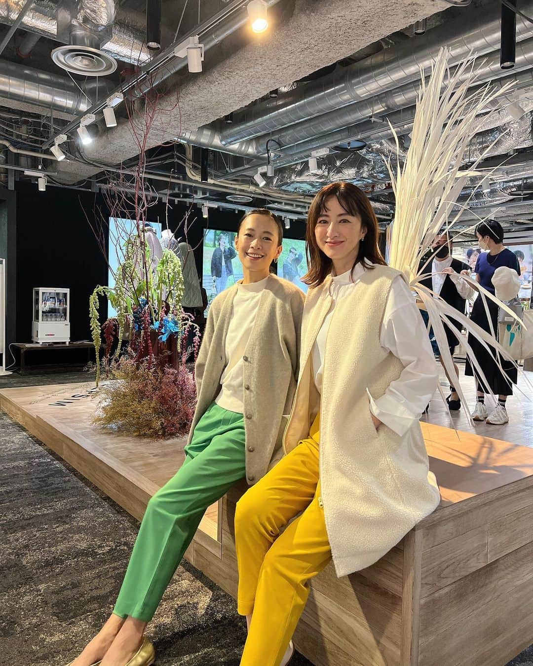 前田ゆかのインスタグラム：「ずっと会いたかった✨@ayumiayunco あゆみちゃんと一緒に💛 (昔から知っていてやっと、久しぶり会えて嬉しかった日)  @lepsim_official  ＡＷ展示会へ  今季のカラーバリエーション豊富なマルチパンツのマスタードを試着。  あゆみちゃんとサイズも形も同じで色違い、軽い履き心地のテーパードパンツ。 動きやすいストレッチで撥水加工、シーンレスでおしゃれを楽しめて とてもお手頃な価格にびっくり。  合わせたモコモコベストも着回しが効きそうなので持っておくと便利❕  そろそろ、秋の始まりが楽しみになってきた〜  #LEPSIM #レプシィム #7dayspants  #テーパードパンツ #最後はあゆみちゃんが撮ってくれた写真 #ありがとう」