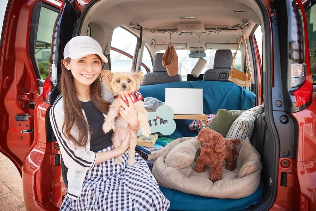 黒澤ゆりかのインスタグラム：「ティコちゃんと可愛いお友達🐶と一緒に @toyota_jp の新型シエンタが提供する SIENTA DOG PARKへ💓  プロのカメラマンさんがティコちゃんと一緒に撮ってくれたり、フォトブースもたくさんあって可愛いかったです☺️  車がペットと一緒に、快適に過ごせる空間を作っていて移動が人間だけじゃなくてワンちゃん猫ちゃんの快適さも考えられるようになって嬉しいです😆👏  スタッフさん達も優しくワンちゃん達への心配りも素晴らしく感謝でした☺️  28日までやってるらしいのでワンちゃんと一緒にぜひ♪」