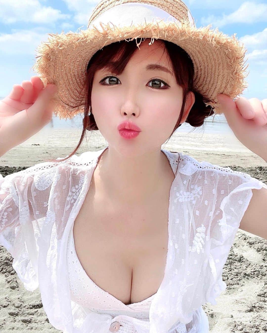 坂地久美のインスタグラム：「ちゅ〜っ💋  #夏の思い出 #麦わら帽子 #海コーデ」